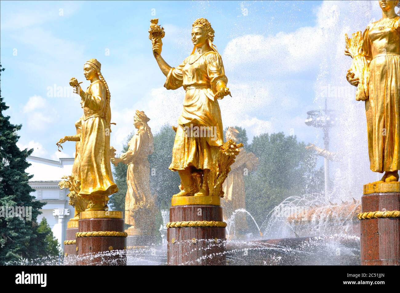 MOSKAU - JULI 11: Der Brunnen der Völkerfreundschaft am VDNKh oder VDNH in Moskau am 11. Juli. 2013 in Russland Stockfoto