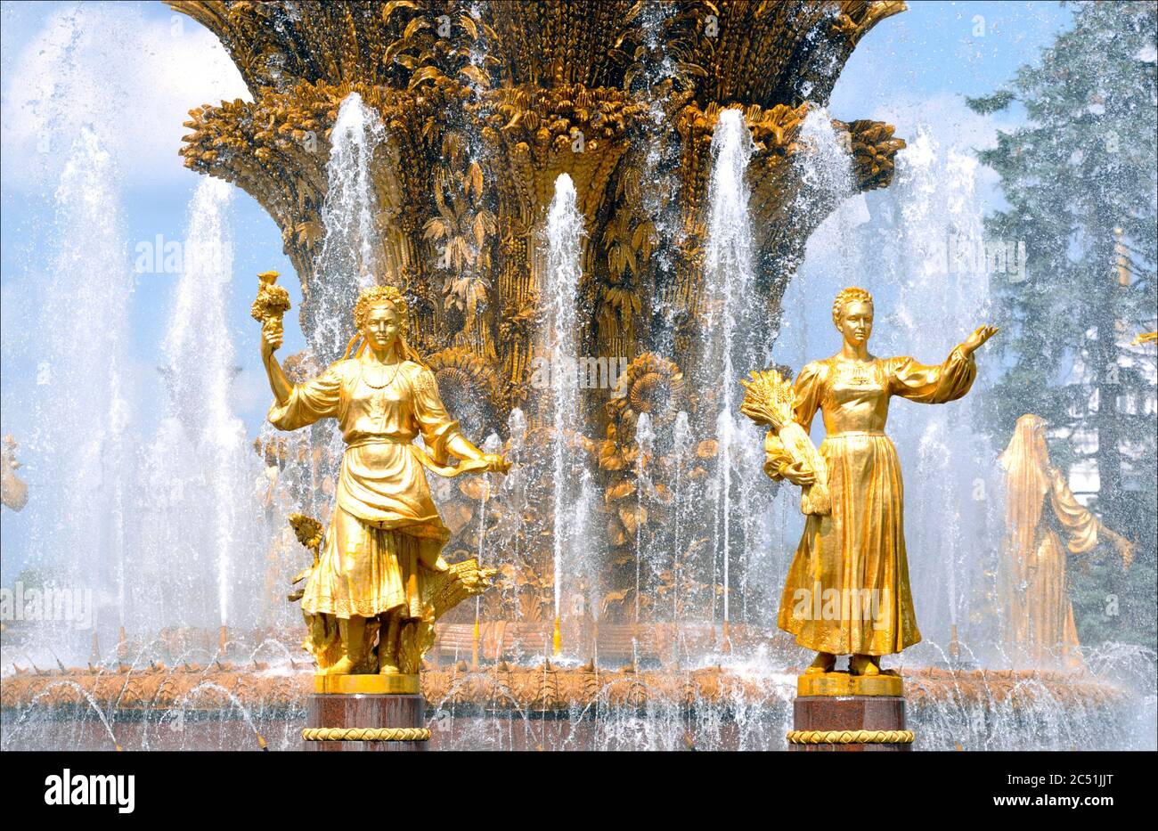 MOSKAU - JULI 11: Der Brunnen der Völkerfreundschaft am VDNKh oder VDNH in Moskau am 11. Juli. 2013 in Russland Stockfoto