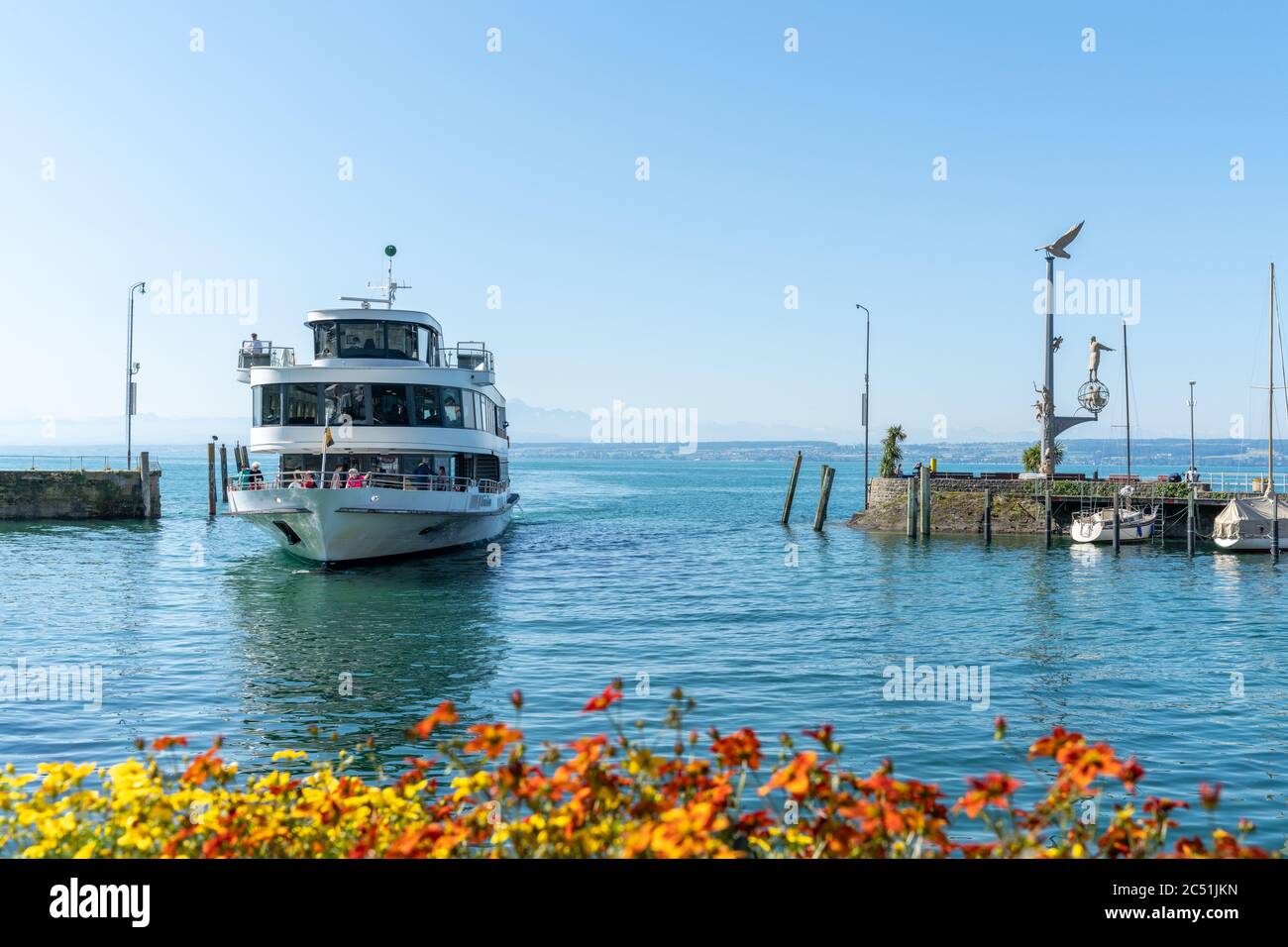 Meersburg, BW - 23. Juni 2020: Blick auf den Hafen in Meersburg mit einem Passagierboot aus Konstanz Stockfoto