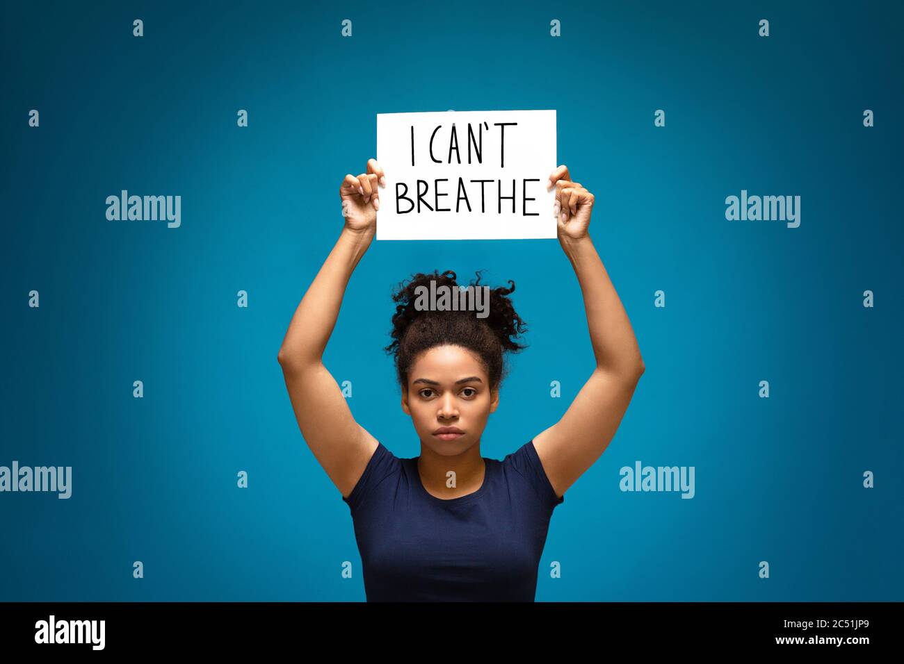 afroamerikanische Frau protestiert mit Banner ich kann nicht atmen Stockfoto