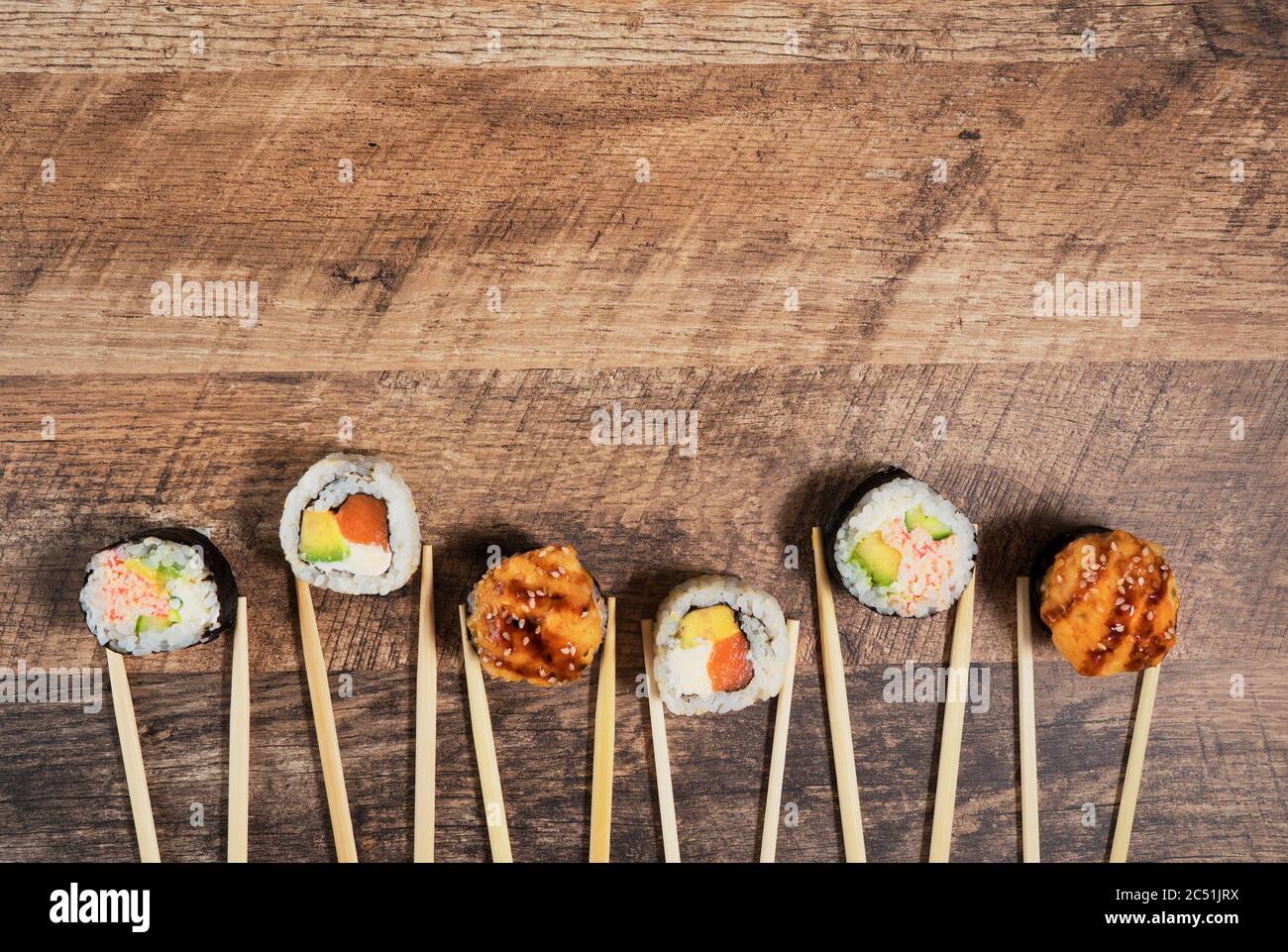 Sushi-Rollen-Set mit Essstäbchen. Platz für Ihren Text oder Logo. Stockfoto