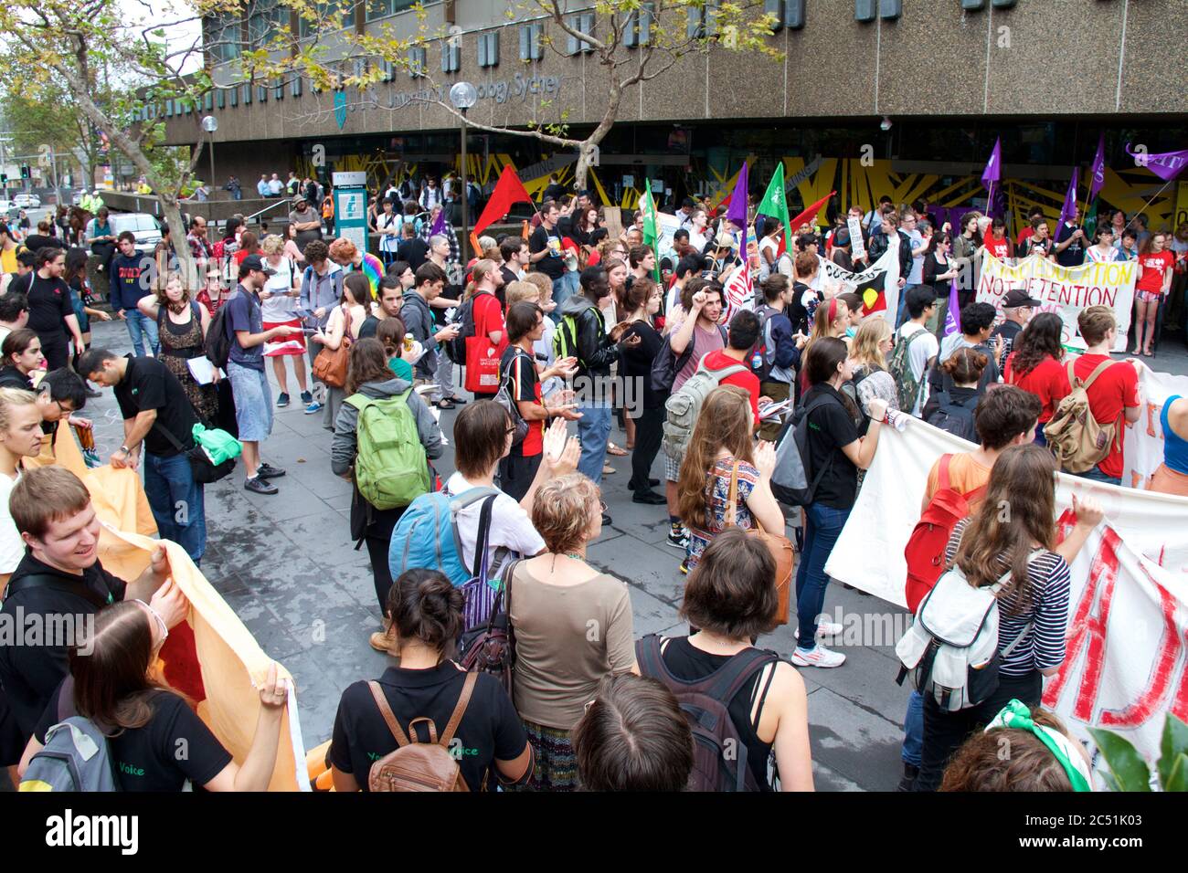 Demonstranten versammeln sich vor der University of Technology, Sydney Tower Building, am Aktionstag der Nationalen Studentenunion gegen Bildungskürzungen Stockfoto