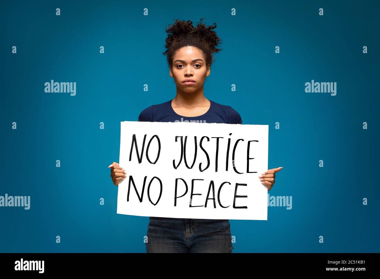afroamerikanisches Mädchen mit Plakat No Justice No Peace Stockfoto