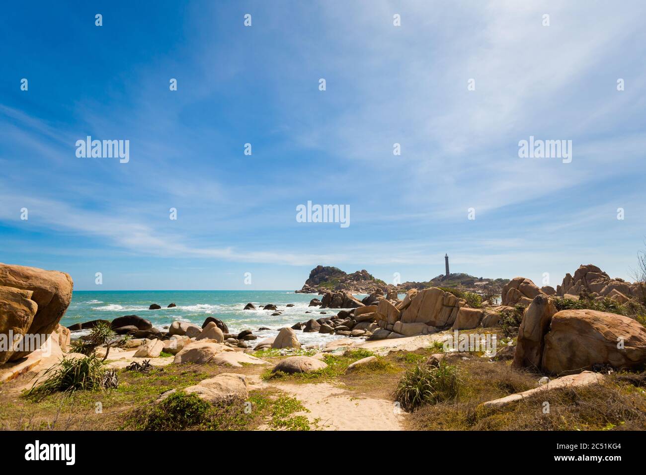 Sommer Seesake mit Ke GA Leuchtturm in Vietnam. Landschaft vom Strand mit blauem Himmel im Süden von Phan Tiet aufgenommen. Stockfoto