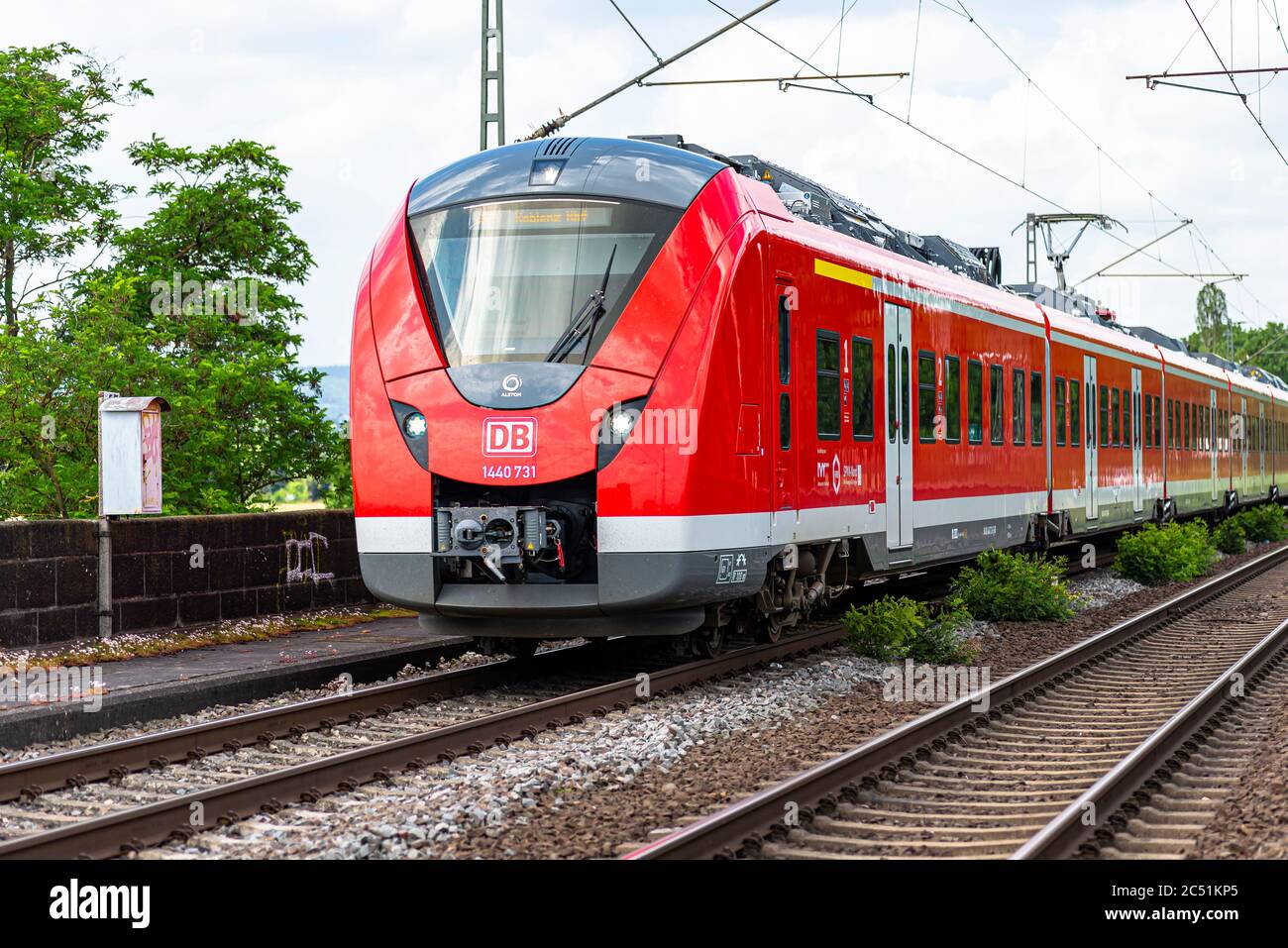 Koblenz Deutschland, 22. Juni 2020. Ein elektrischer Personenzug der Deutschen Bahn AG, der an einem kleinen Bahnhof in Koblenz i ankommt Stockfoto