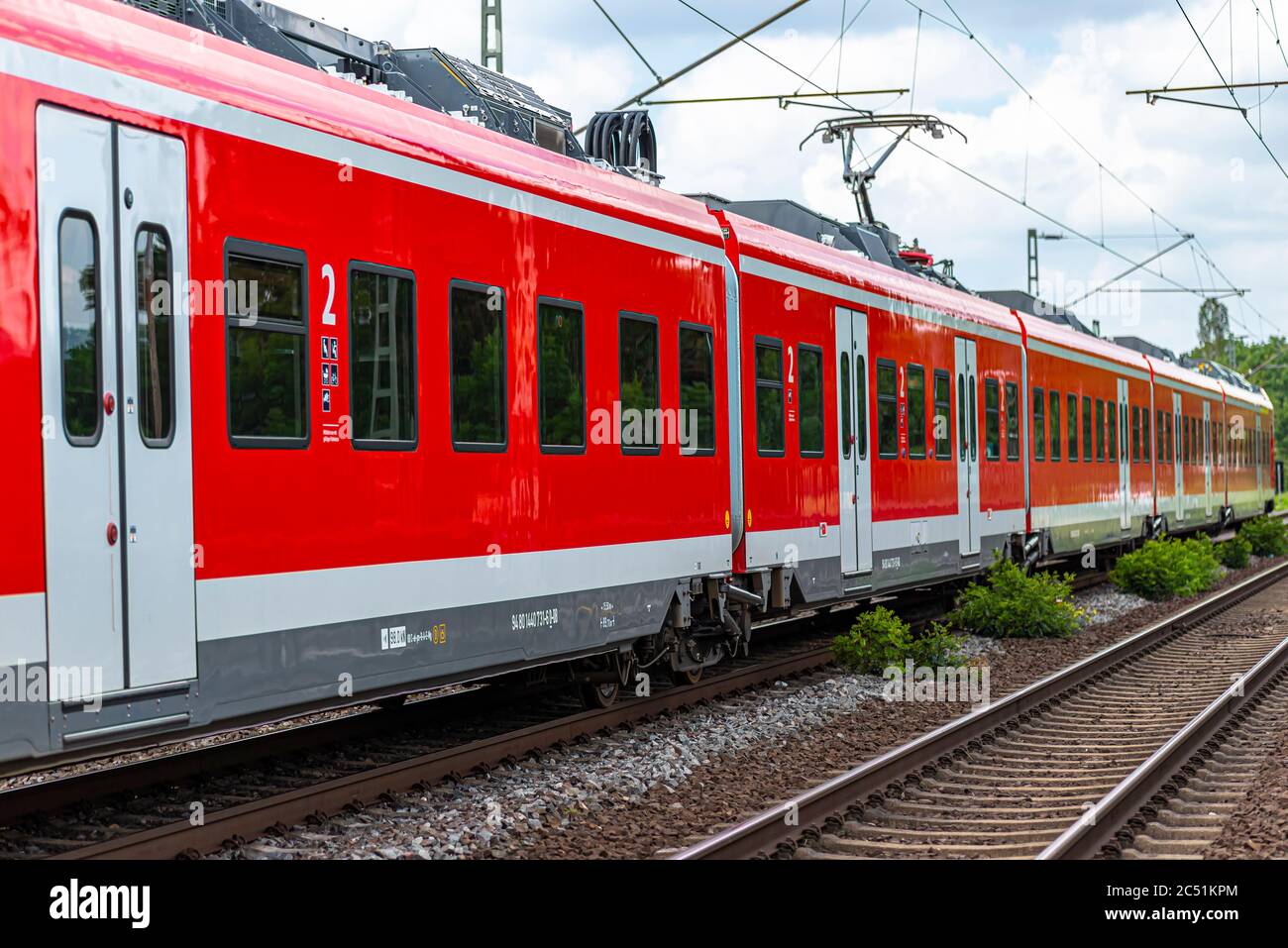 Koblenz Deutschland, 22. Juni 2020. Ein elektrischer Personenzug der Deutschen Bahn AG, der an einem kleinen Bahnhof in Koblenz i ankommt Stockfoto