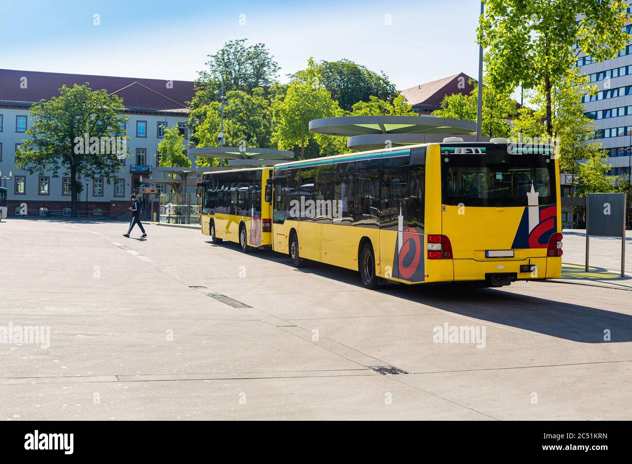 Gelbe Busse. Öffentliche Verkehrsmittel in Deutschland. Letzte Station. Sommer in der Stadt. Geparkte Busse. Stockfoto