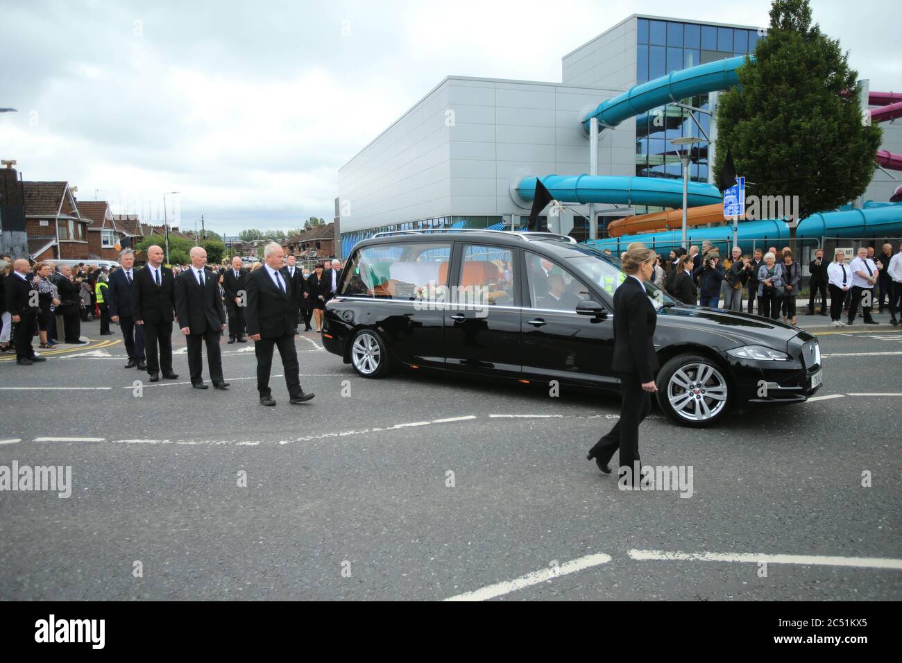 Belfast, Nordirland, Großbritannien. Juni 2020. Irisch-republikanische Trauerjäter versammeln sich in Andersonstown, West-Belfast, zur Beerdigung des Veteranen-Republikaners Bobby Story, der letzte Woche in England starb. Tausende säumten die Straßen am Dienstag, als die Beerdigung der ehemaligen führenden IRA-Figur stattfand, als sie es von seinem Haus in Andersonstown zur nahe gelegenen Kapelle der St.Agnes im Westen von Belfast geschafft hat. Er war eine einflussreiche Präsenz in seiner Gemeinschaft während der Unruhen und des anschließenden Friedensprozesses. Kredit: Irish Eye/Alamy Live Nachrichten Kredit: Irish Eye/Alamy Live Nachrichten Stockfoto