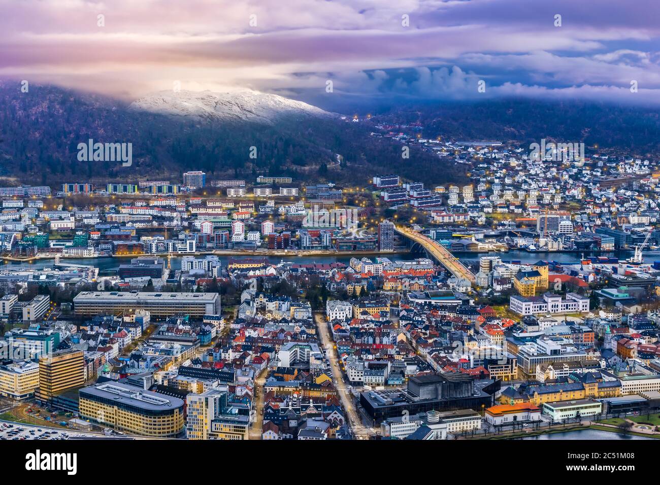 Blick auf Bergen in Norwegen bei Nacht. Stockfoto