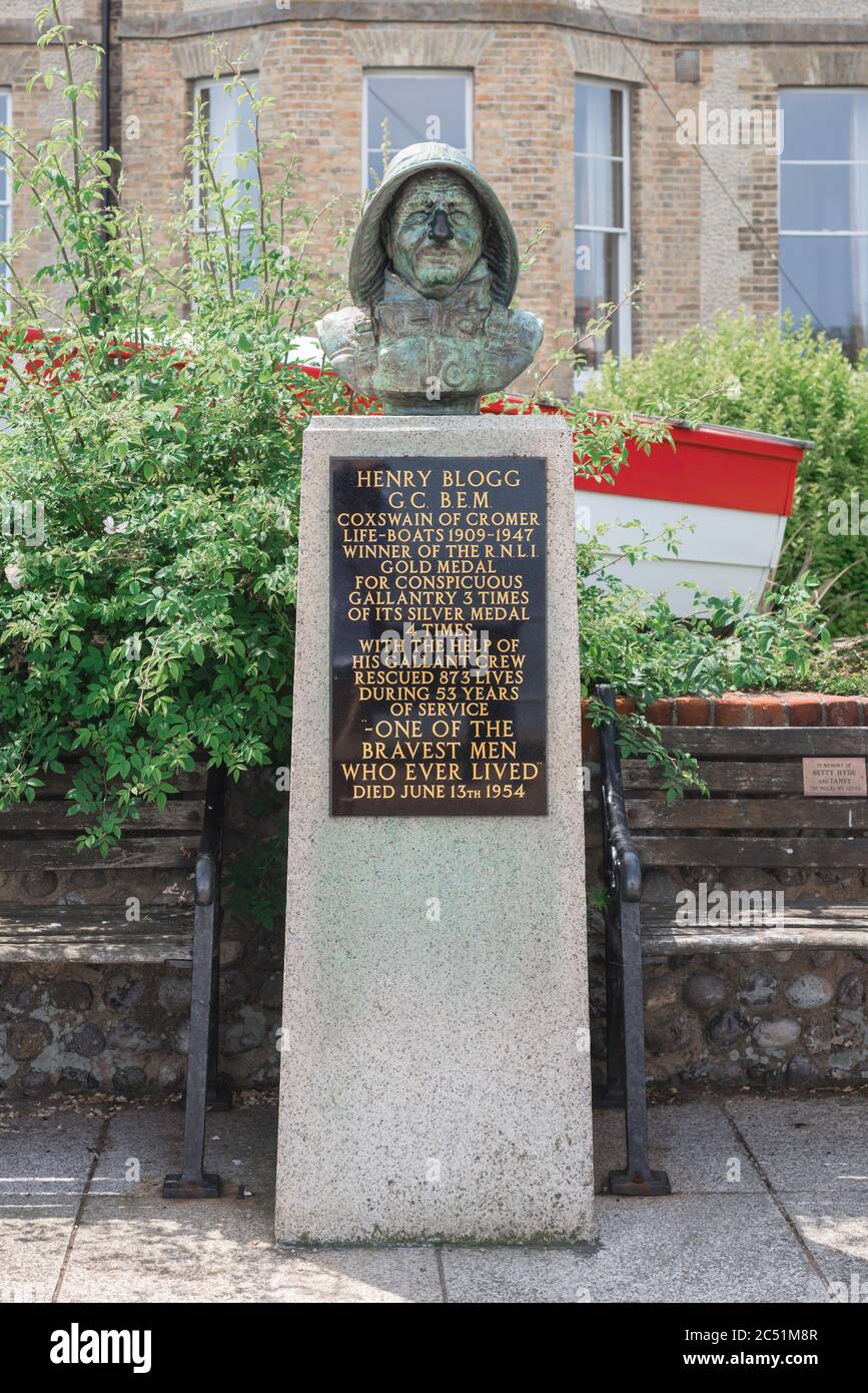 Henry Blogg, Ansicht des Denkmals in Cromer an Henry Blogg, langjähriger Coxswain des RNLI Rettungsbootes der Stadt im frühen 20. Jahrhundert, Norfolk, Großbritannien. Stockfoto