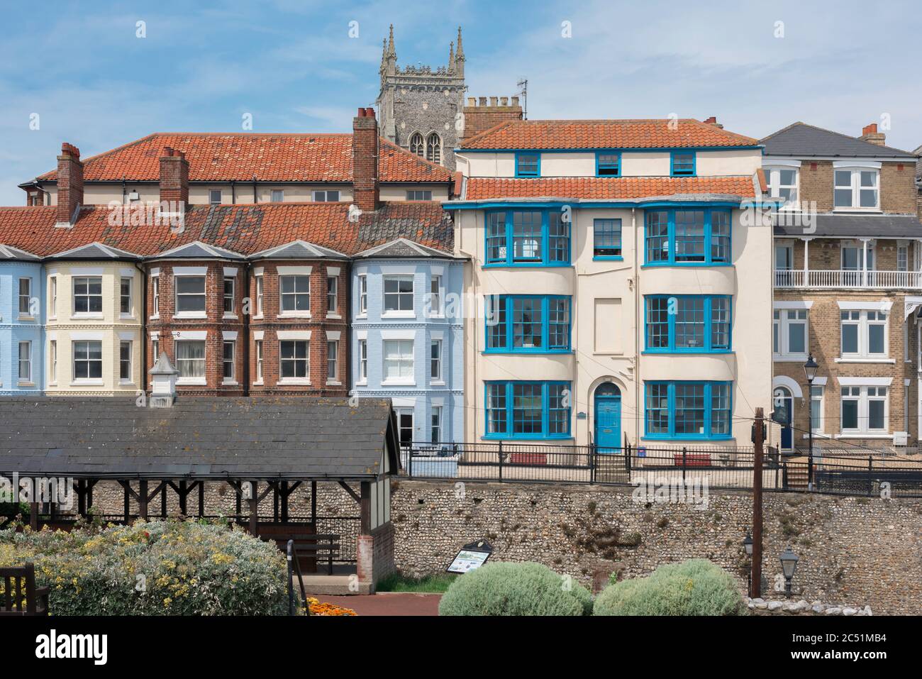 Norfolk-Anwesen, Blick auf Häuser und Wohnungen säumen Brunswick Terrace im Zentrum des Norfolk Küstenstadt Cromer, England, Großbritannien Stockfoto