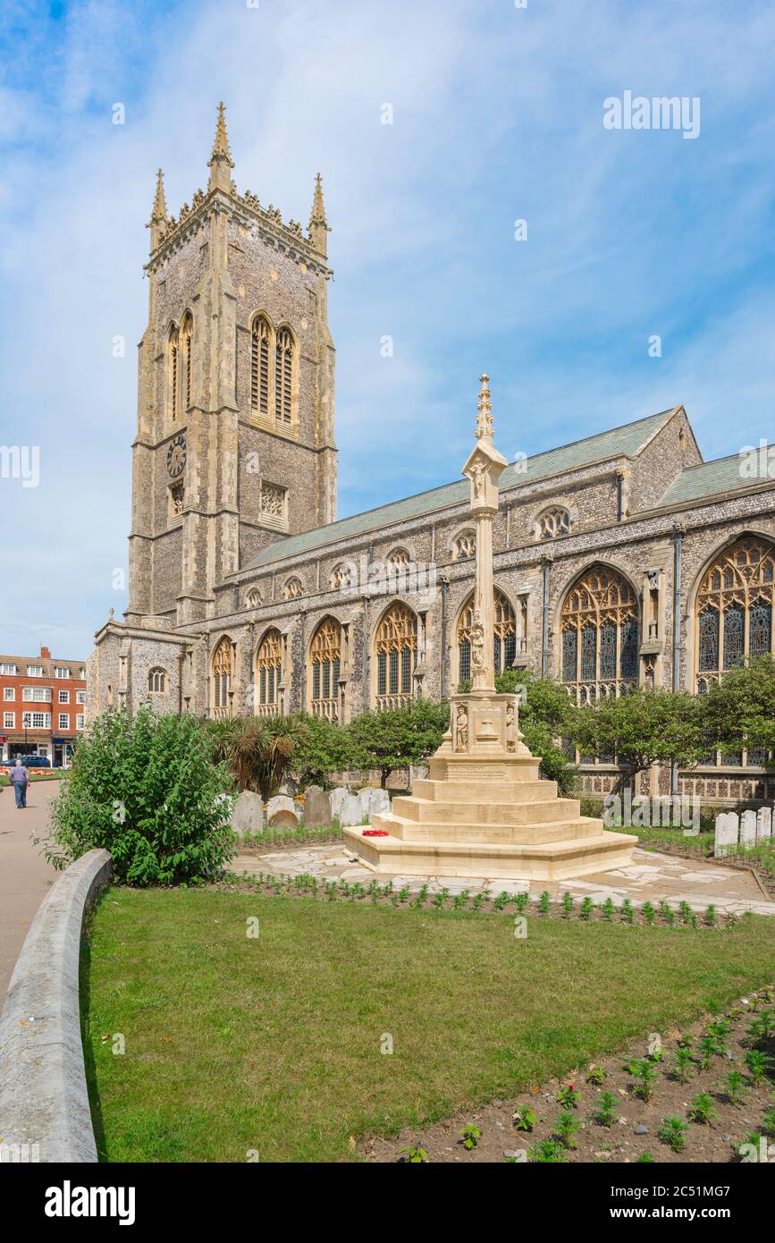Cromer UK Kirche, Blick auf St. Peter und St. Paul Pfarrkirche und seinen Kirchhof cenotaph in der Nord Norfolk Küstenstadt Cromer, England, Großbritannien Stockfoto