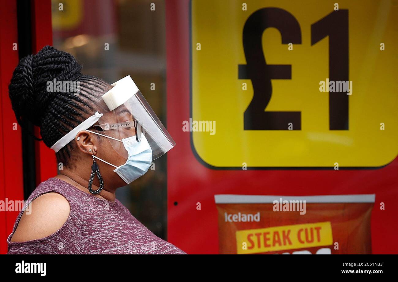 Leicester, Leicestershire, Großbritannien. Juni 2020. Eine Frau steht vor einem isländischen Laden Schlange, nachdem die Regierung die UkÕs erste lokale Sperre des Coronavirus auferlegt hat. Der Gesundheitsminister Matt Hancock sagte, dass in der Stadt Òthe in der vergangenen Woche 10% aller positiven Covid-19-Fälle im Land vorgekommen seien." Credit Darren Staples/Alamy Live News. Stockfoto