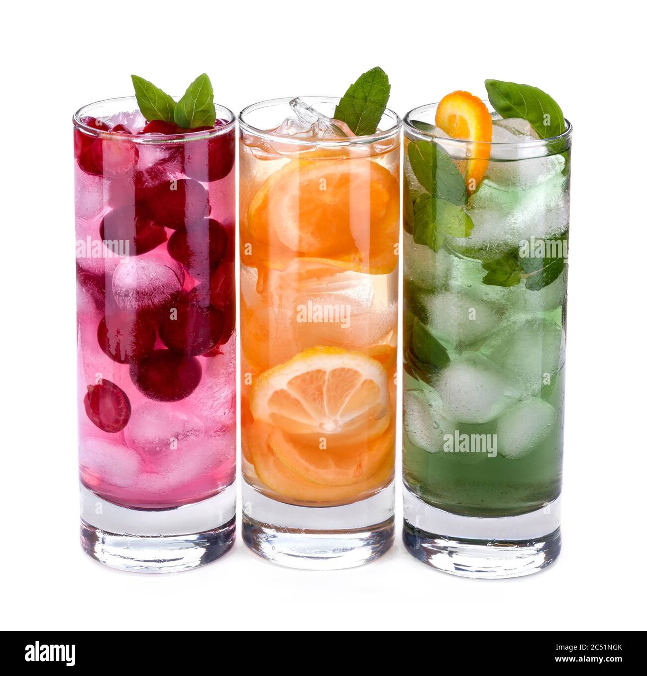 Eisgetränke mit Orange, Kirsche und Minze isoliert auf weißem Hintergrund. Gesunde erfrischende Sommersäfte. Stockfoto