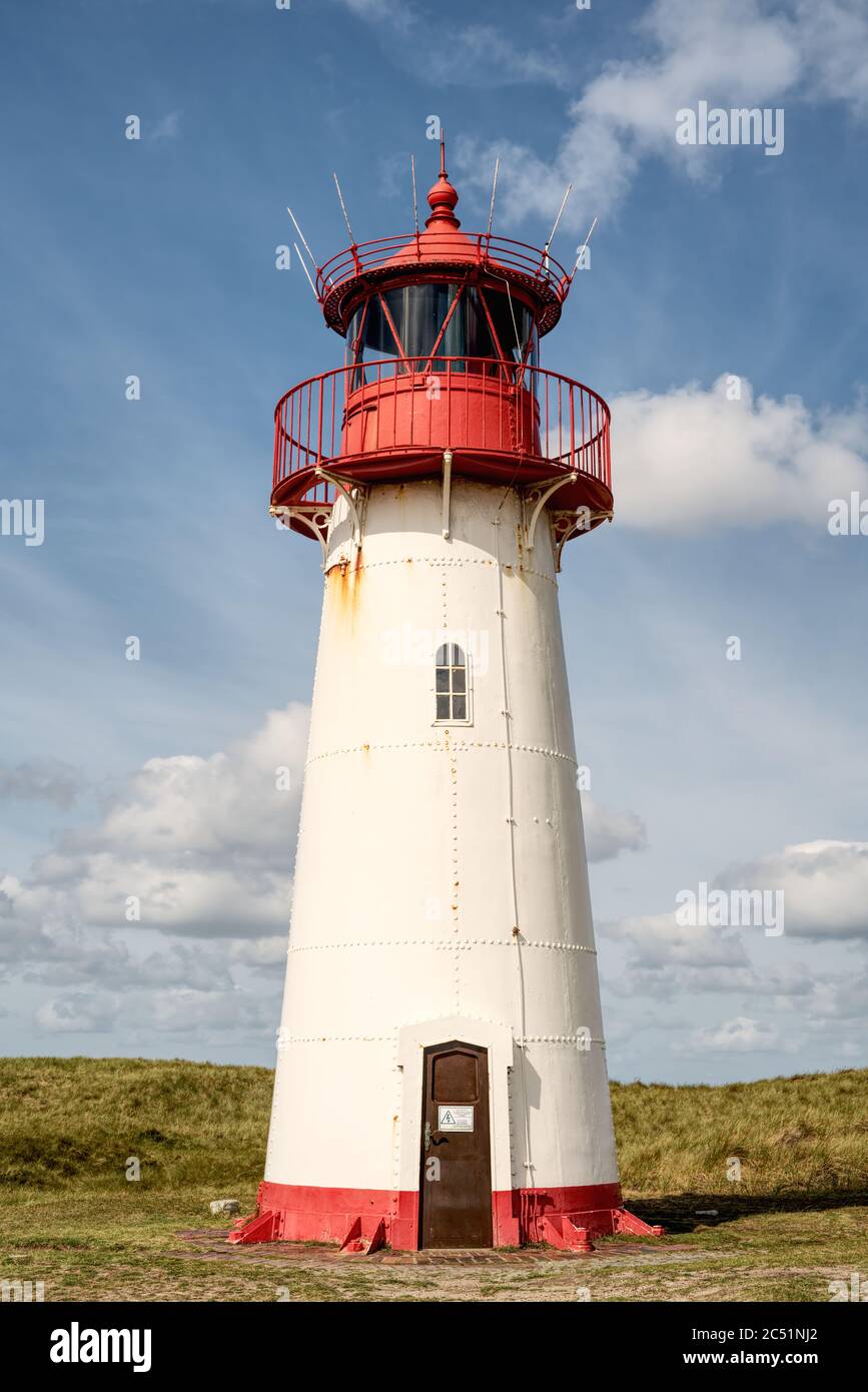 Historischer Leuchtturm List West auf Sylts Halbinsel Ellenbogen, einem Naturschutzgebiet auf der Wattenmeerinsel, Deutschland. Stockfoto