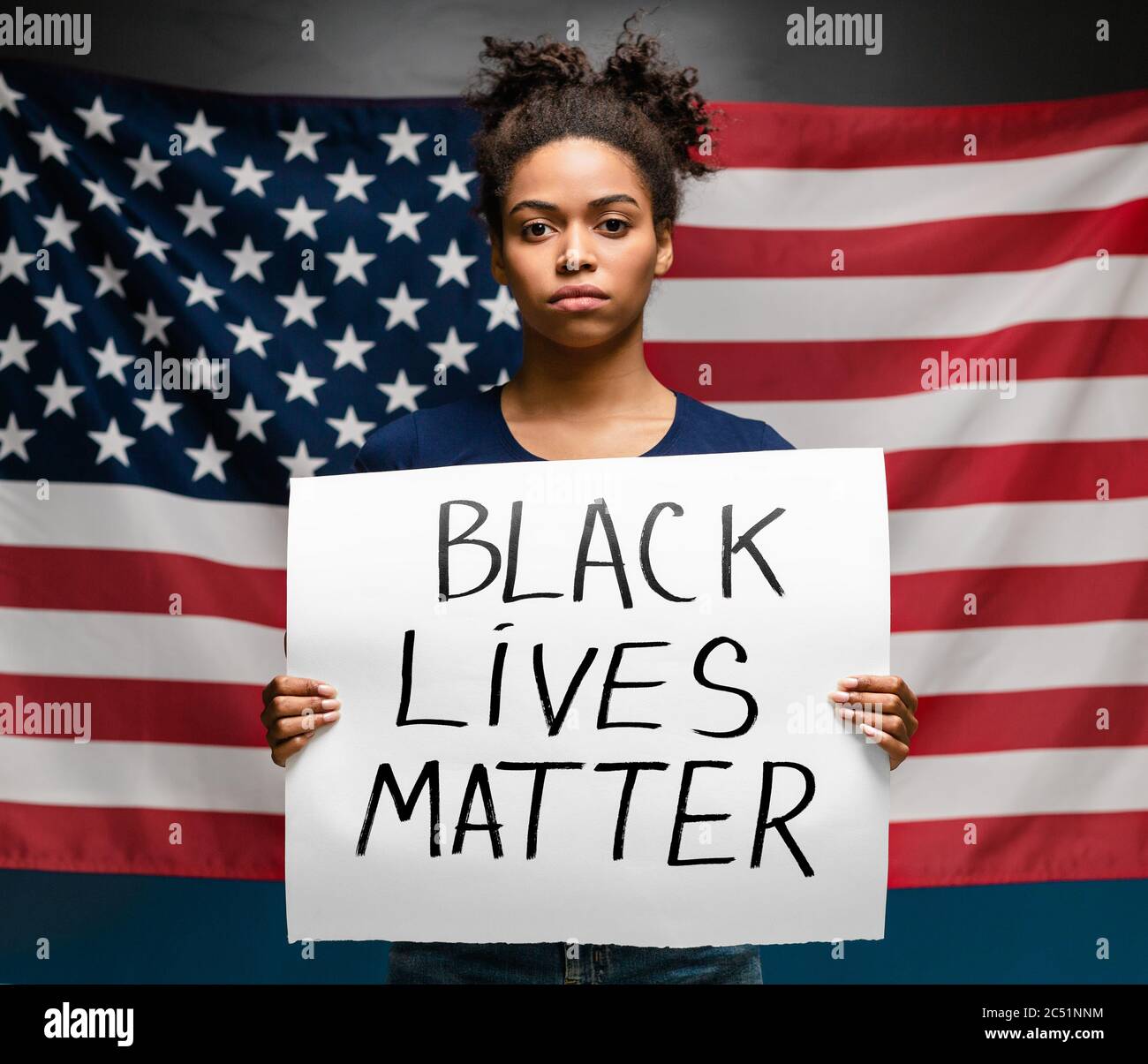 Schwarzes Mädchen protestiert mit Plakat Black Lives Matter Stockfoto