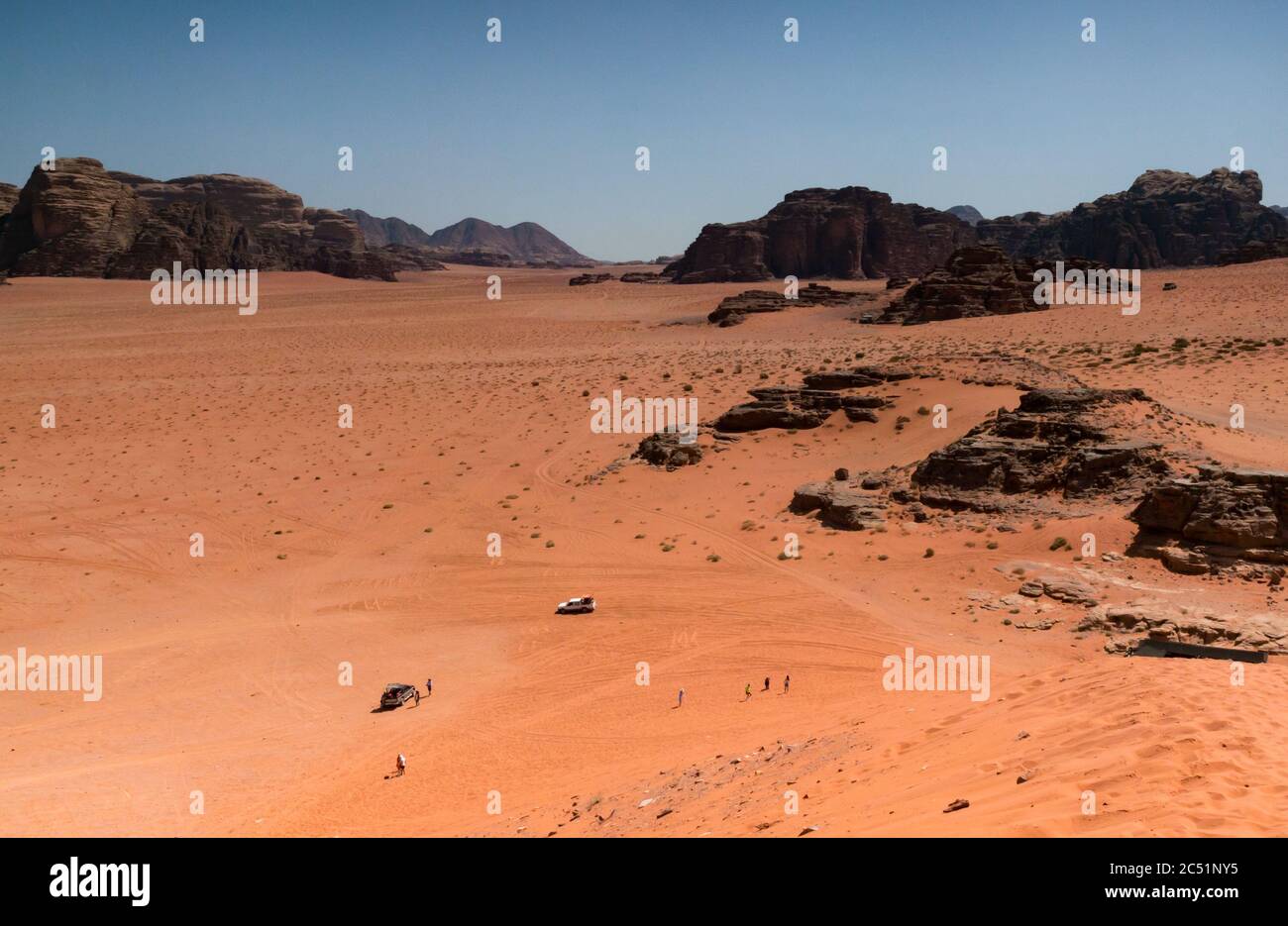 Blick von der Spitze der Sanddüne von 4x4 Fahrzeugen im Wadi Rum Wüstental, Jordanien, Mittlerer Osten Stockfoto