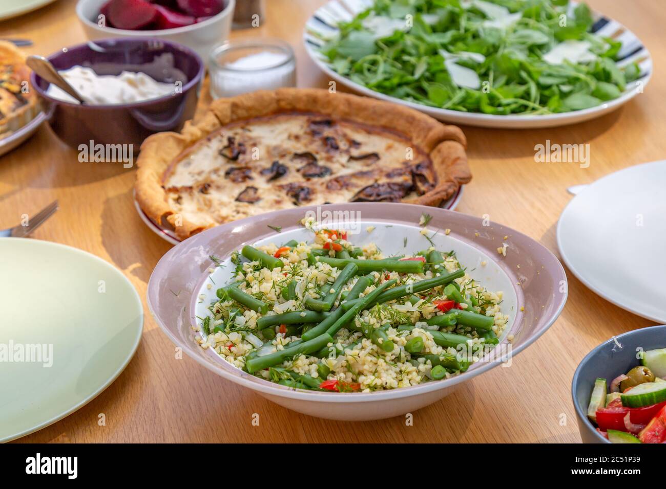 Ein Tisch für ein Mittagessen im Freien mit Freunden Stockfoto