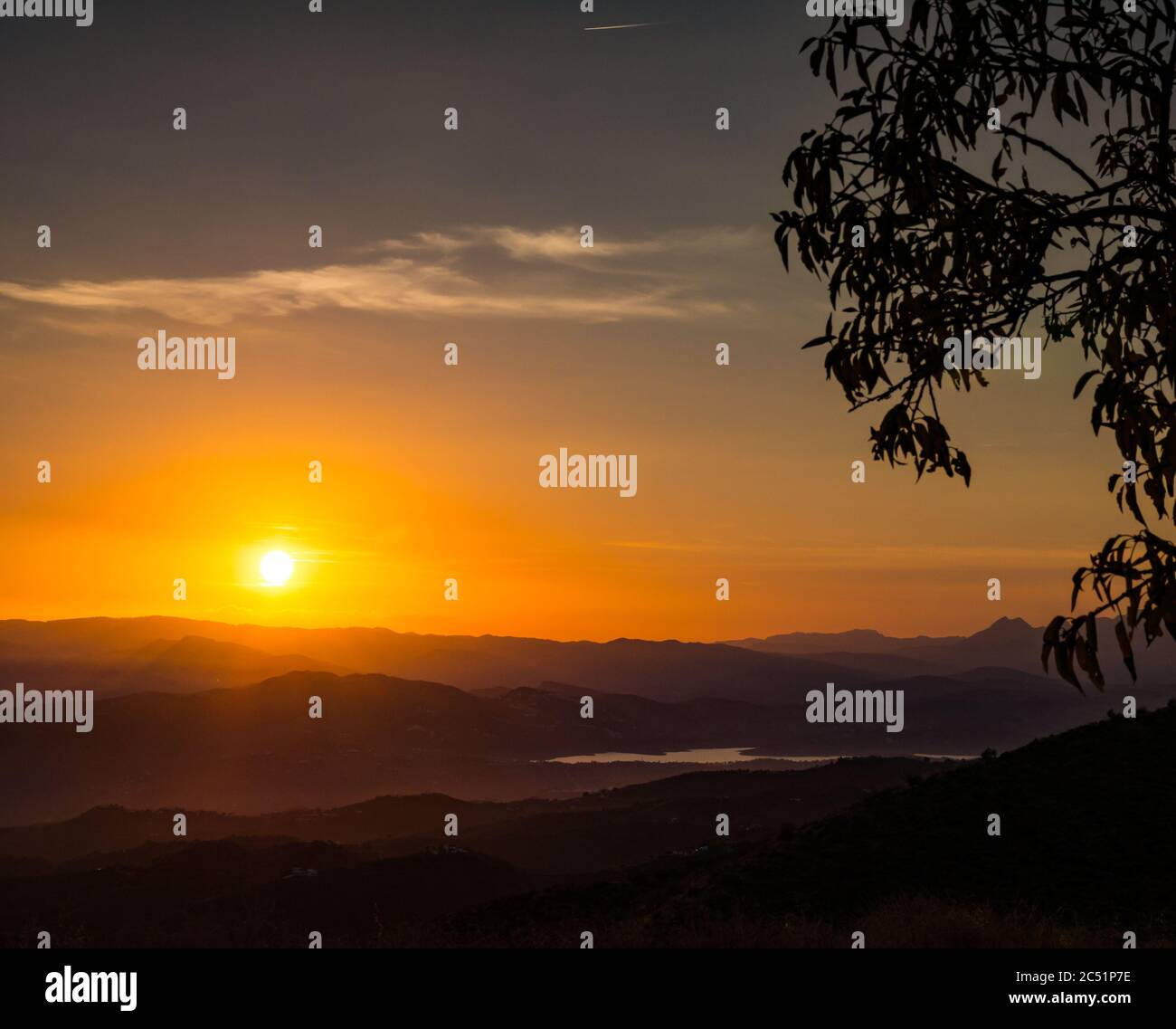 Orange Sonnenuntergang mit Blick auf Bergrücken, Axarquia, Andalusien, Spanien Stockfoto