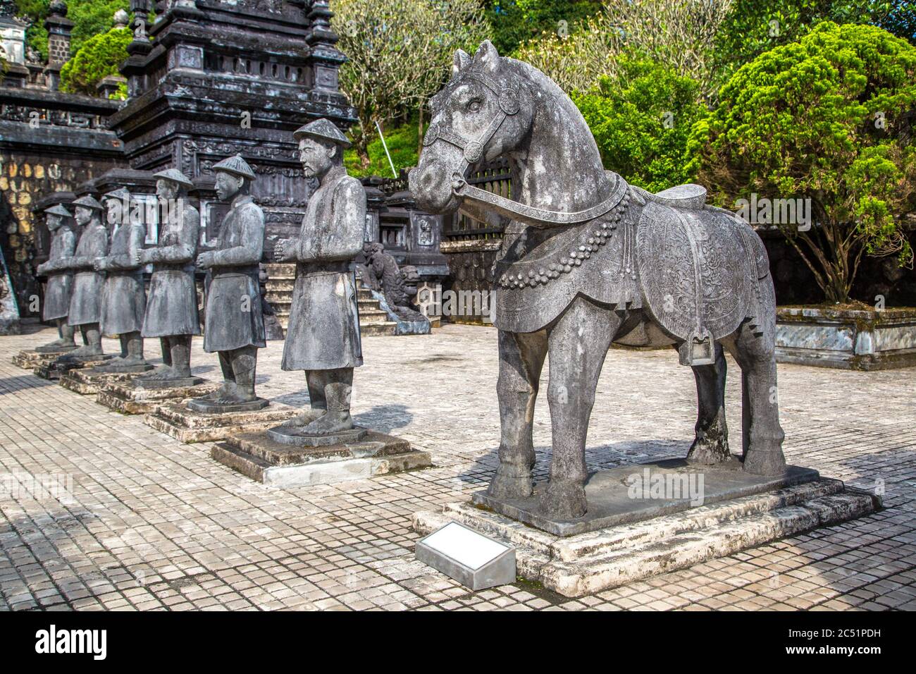 Grab von Khai Dinh mit Manadarin-Wachmann in Hue, Vietnam an einem Sommertag Stockfoto