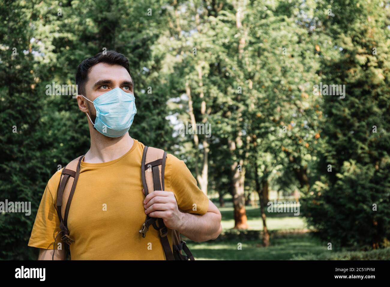 Mann trägt medizinische Maske, um vor Coronavirus-Infektion zu schützen. Quarantäne, Virus, sicher bleiben Konzept Stockfoto