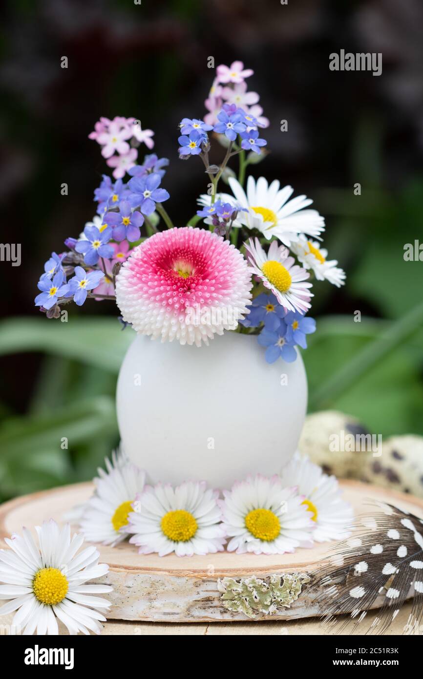 osterdekoration mit Frühlingsblumen in Ei Stockfoto