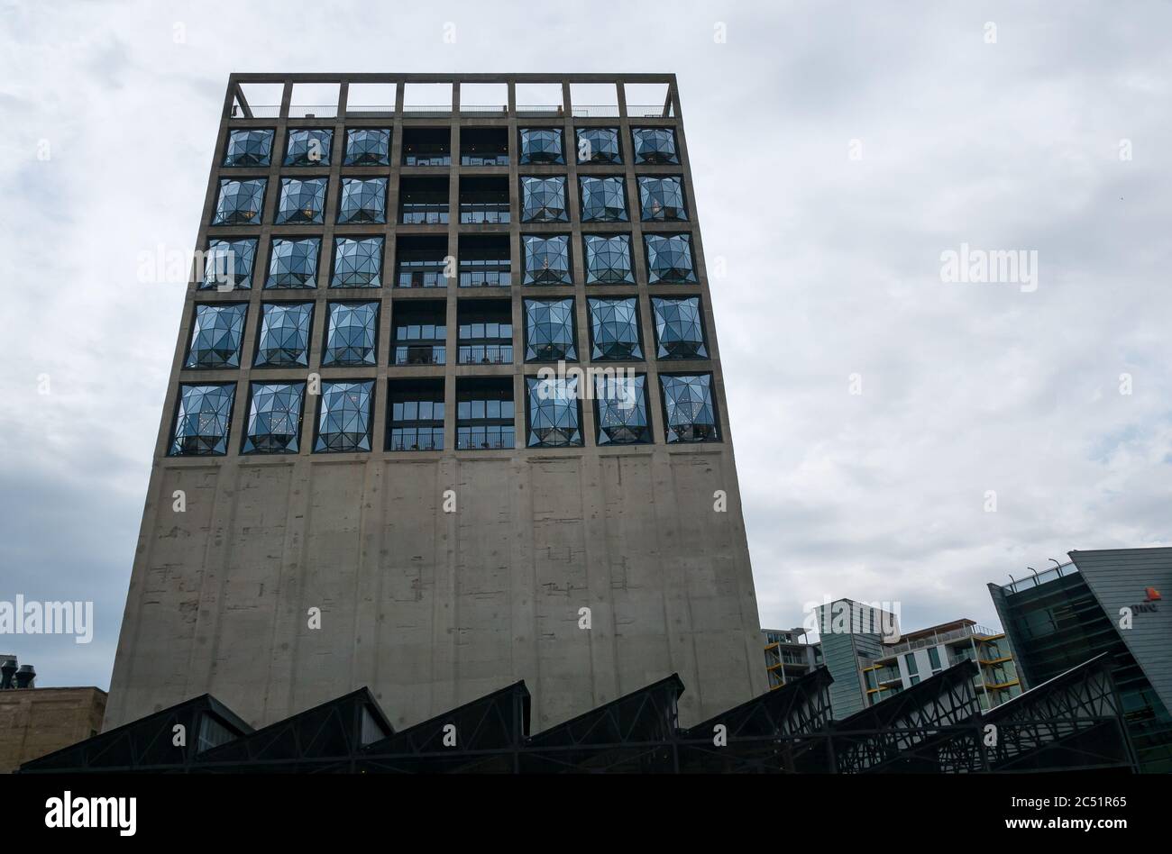 Das Silo Hotel oder Grain Store, ein luxuriöses 5-Sterne-Hotel, das aus einem Industriegebäude, der V&A Waterfront, Kapstadt, Südafrika, umgebaut wurde Stockfoto
