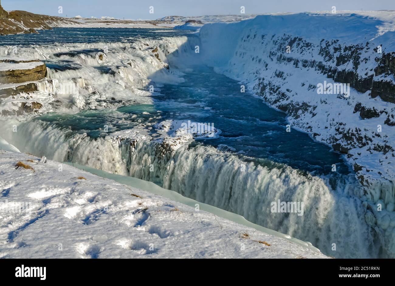 Aussichtspunkt mit Blick auf Flusskaskaden bei Gullfoss Wasserfällen Touristenattraktion im Winter mit Schnee und Eis, Golden Circle, Island Stockfoto