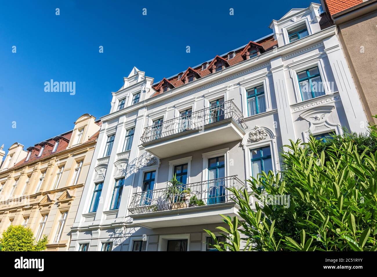 façade von malerischen reentwickelten Wohnhäusern Stockfoto
