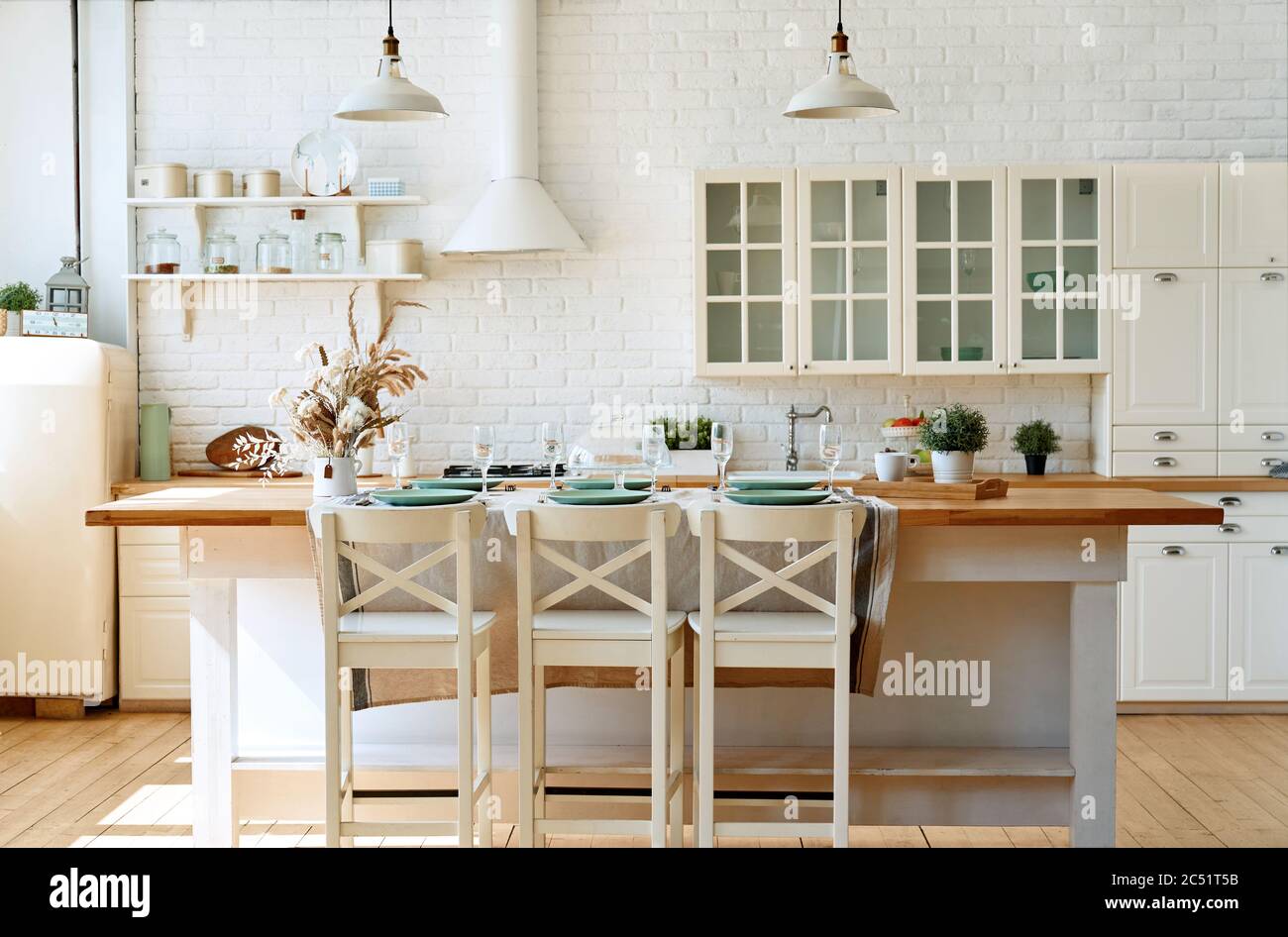 Moderne weiße Küche mit Kücheninsel. Stockfoto