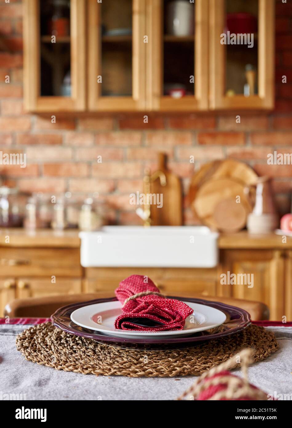 Serviert zum Abendessen auf Küchentisch. Warme Küche Hintergrund Innenraum. Stockfoto