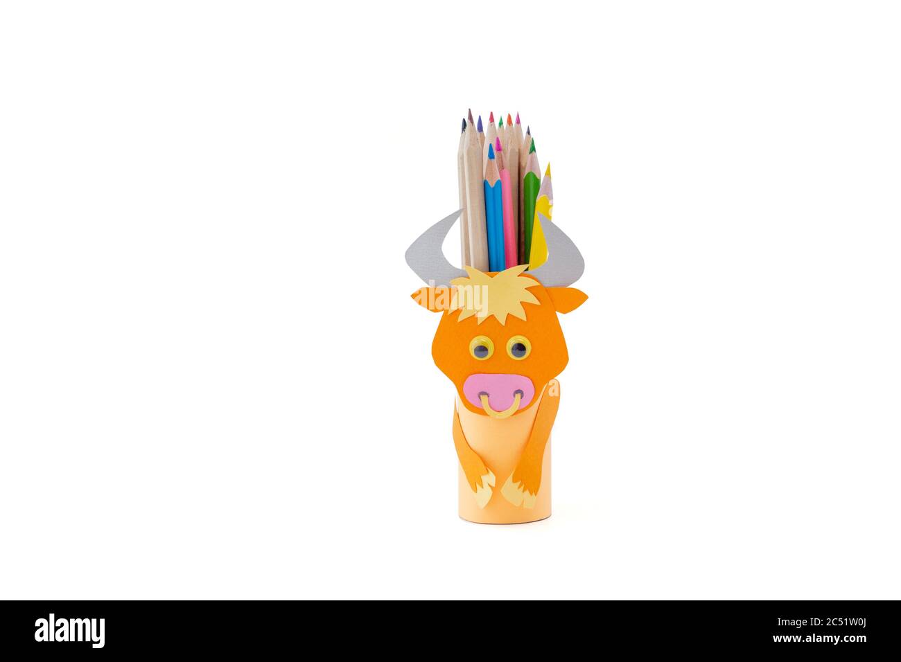 OX oder Stier WC Papierrolle Handwerk für Kinder, Färbung Bleistifte Halter, Hof Tierhandlung Stockfoto
