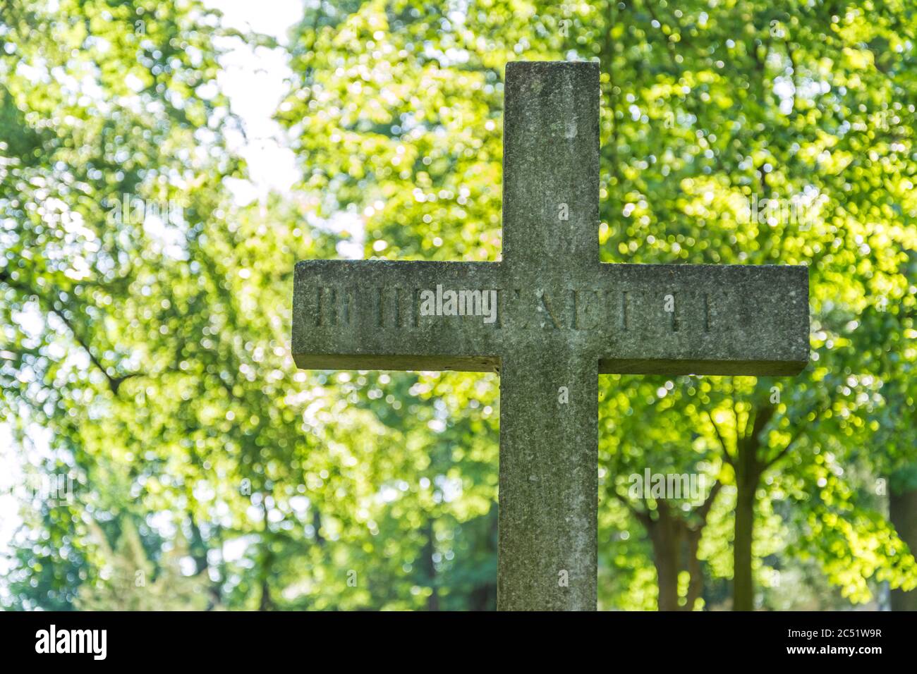 Nahaufnahme eines Grabkreuzes auf einem alten Friedhof Stockfoto