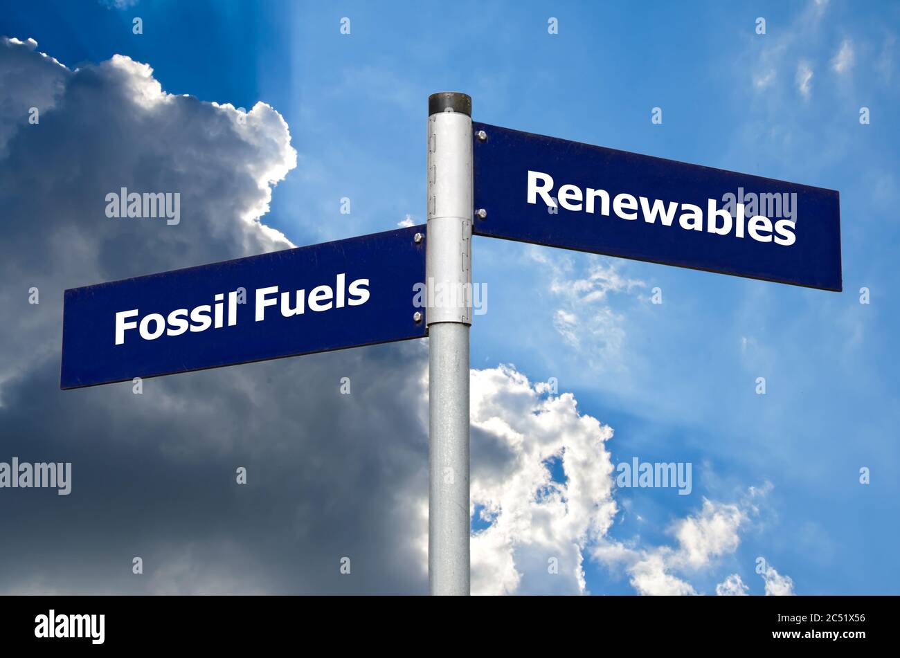 Straßenschild vor wolkenverdeckter Luft, das die Wahl zwischen ‘fossilen Brennstoffen’ und ‘renewables’ darstellt Stockfoto