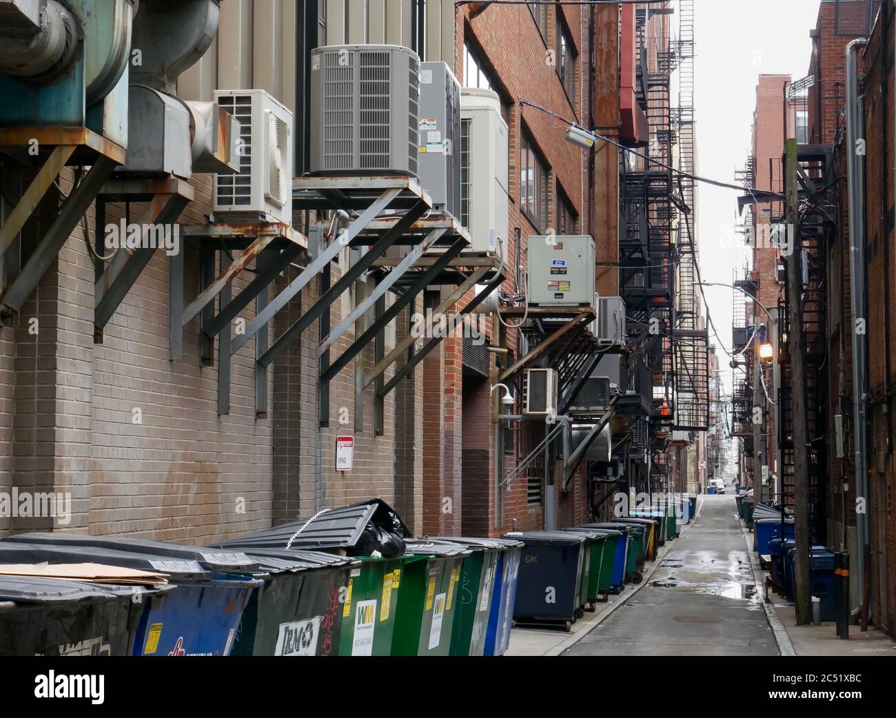 Blick auf die Hintergasse mit Klimaanlage und Müll oder Mülltonnen, Boston, Massachusetts, USA Stockfoto