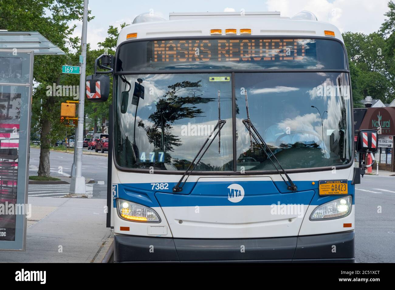 Während der Pandemie von 2020 zeigt ein Bus in New York City ein elektronisches Schild an, das besagt, dass Masken erforderlich sind. In Flushing, Queens, NYC. Stockfoto