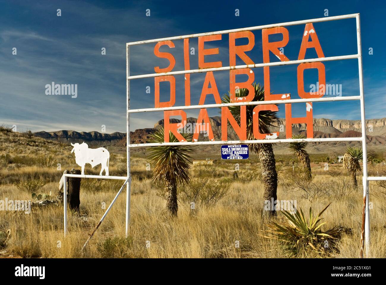 Ranch Schild in Prairie in Big Bend Country mit Sierra Diablo Bergkette in der Ferne, Chihuahuan Wüste, in der Nähe von Van Horn, Texas, USA Stockfoto