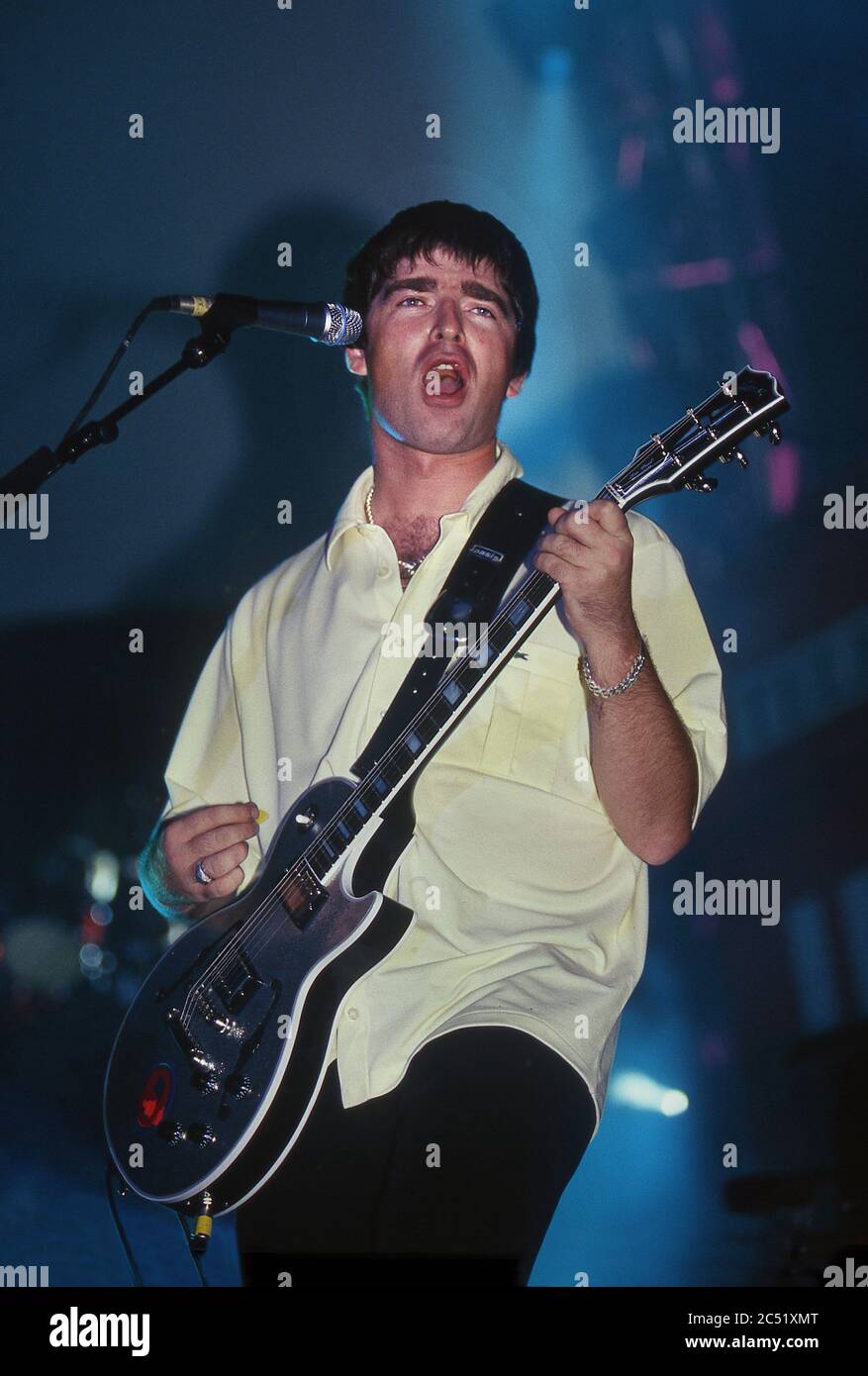 Oasis in concert in Earl's Court Exhibition Hall 4. November 1995: Noel Gallagher Stockfoto