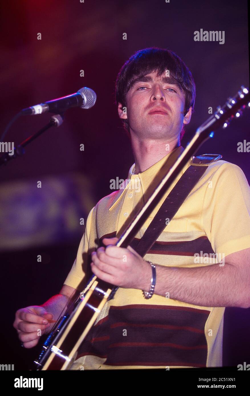 Oasis in concert in Earl's Court Exhibition Hall 4. November 1995: Noel Gallagher Stockfoto