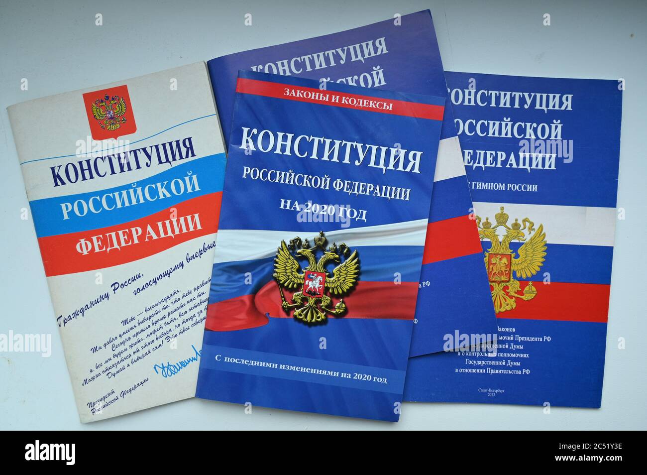Russland, 30. Juni - 1. Juli 2020: Verschiedene Ausgaben der russischen Verfassung vor Putins Verfassungsänderung Abstimmung Stockfoto