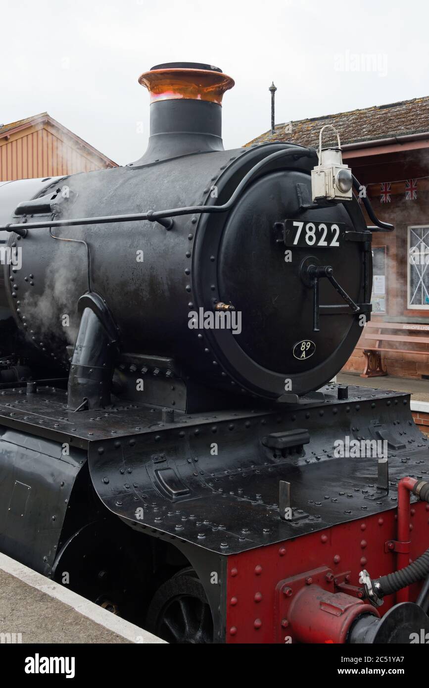 Manor Class Dampflokomotive 7822 in Dampf bei Bishops Lydeard Station, Somerset, England, UK. Teil der West Somerset Railway. Stockfoto