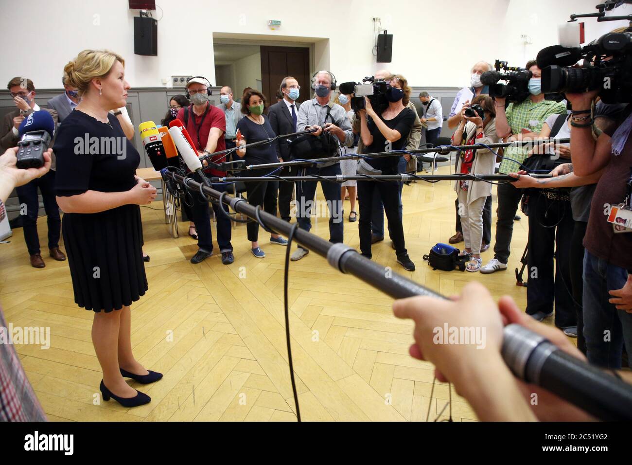 30. Juni 2020, Berlin: Bundesfamilienministerin Franziska Giffey (l. SPD) besucht eine Pressekonferenz in der jüdischen Synagoge, um das Antisemitismus-Kompetenznetzwerk mit Angeboten und neuer Website zu präsentieren und Fragen von Journalisten zu beantworten. Foto: Wolfgang Kumm/dpa Stockfoto