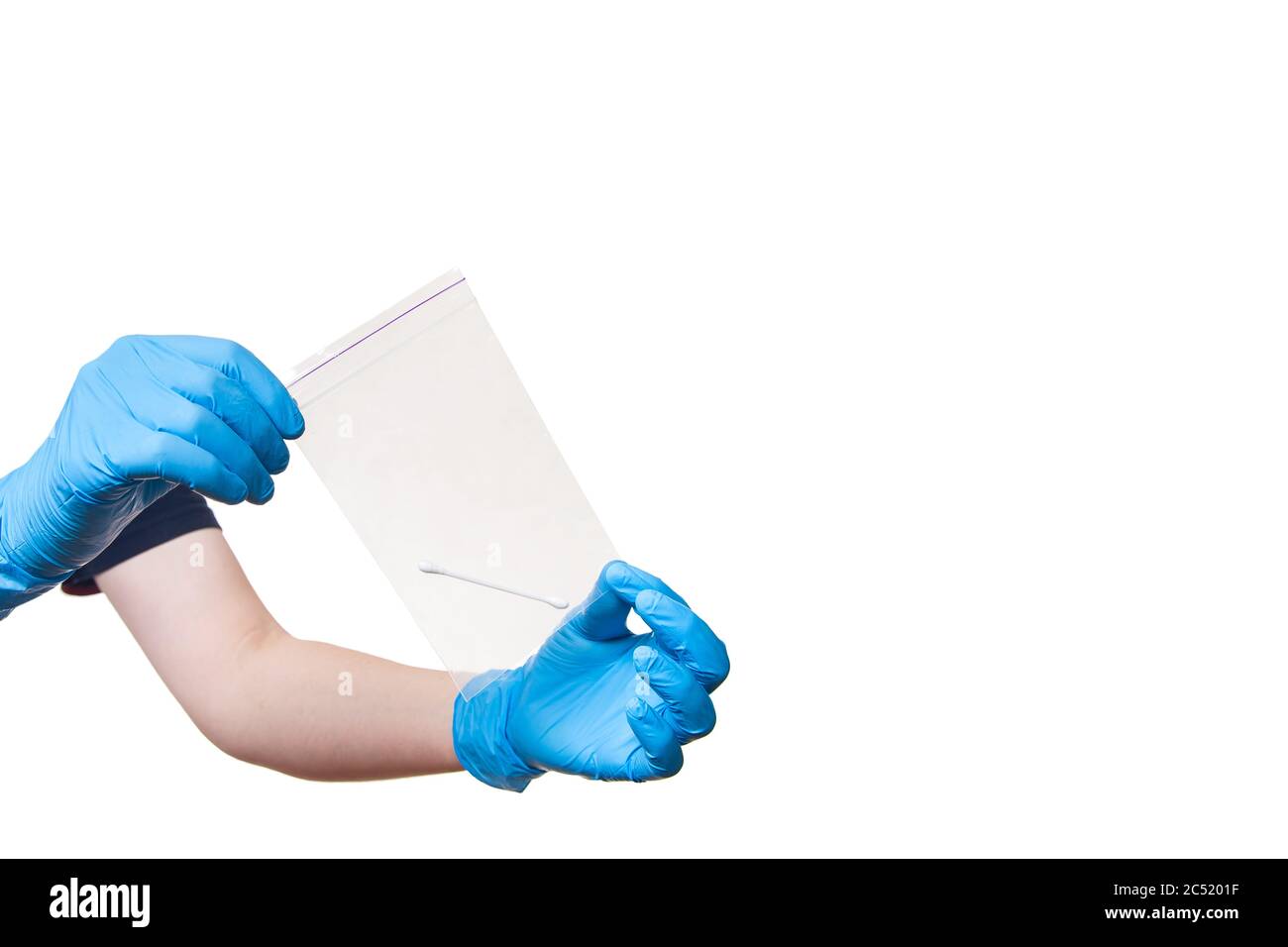Hände in blauen sterilen Handschuhen halten einen versiegelten Beutel mit einem Wattestäbchen für die Probenahme Abstrich Analyse, Medizin-Tests auf das Vorhandensein einer Viruserkrankung. Stockfoto