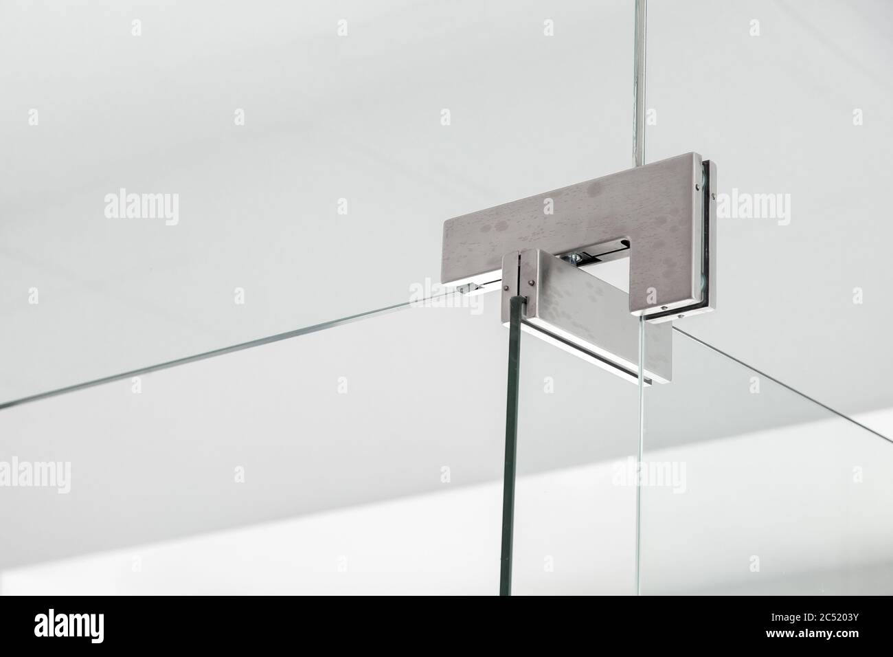 Glasscharniere zum Badezimmer, Nahaufnahme der aufklappbaren Accessoires  der transparenten Trennwände auf der weißen Wand mit Kopierraum  Stockfotografie - Alamy