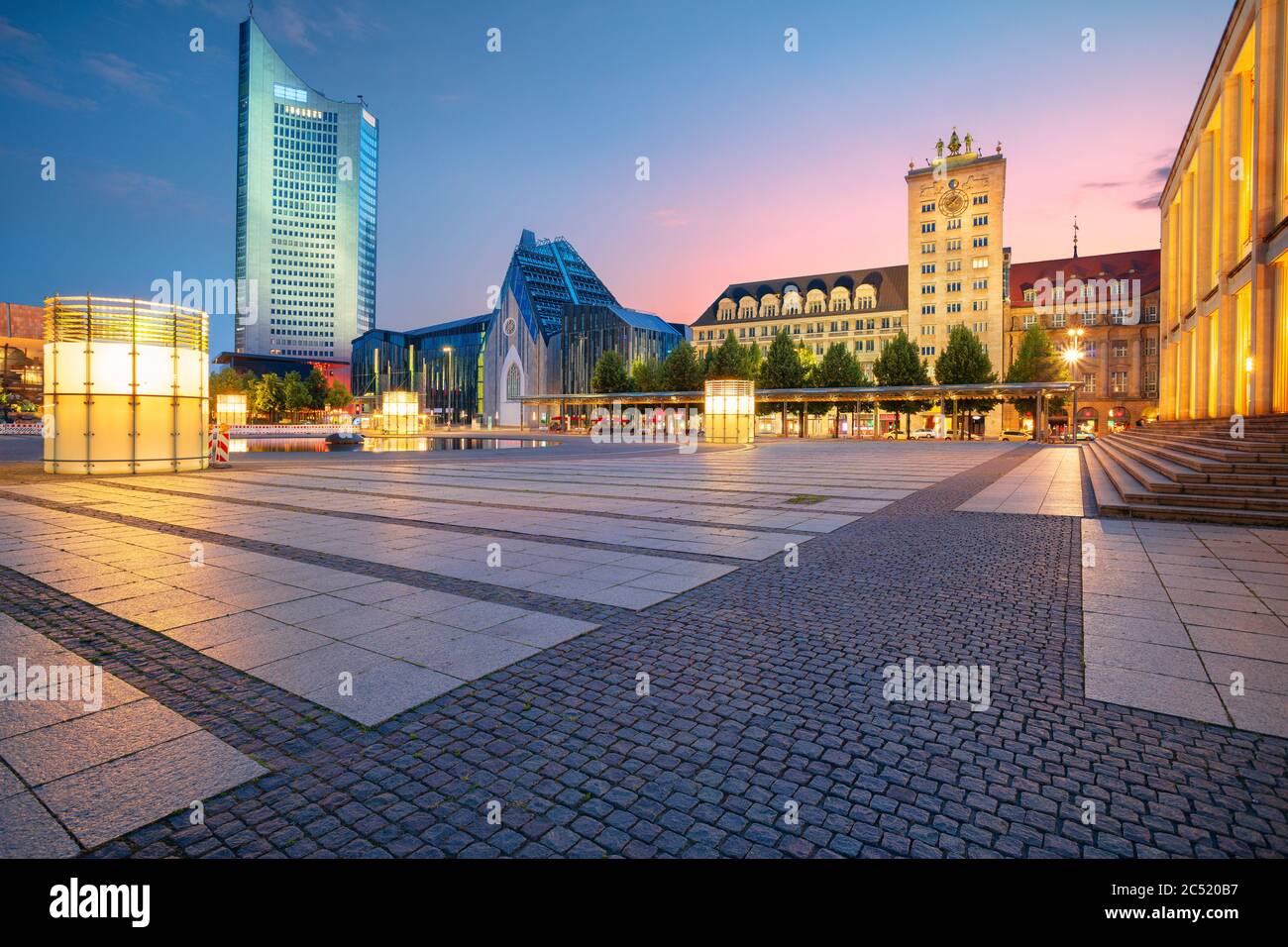 Leipzig, Deutschland. Stadtbild von der Leipziger Innenstadt bei Sonnenuntergang. Stockfoto