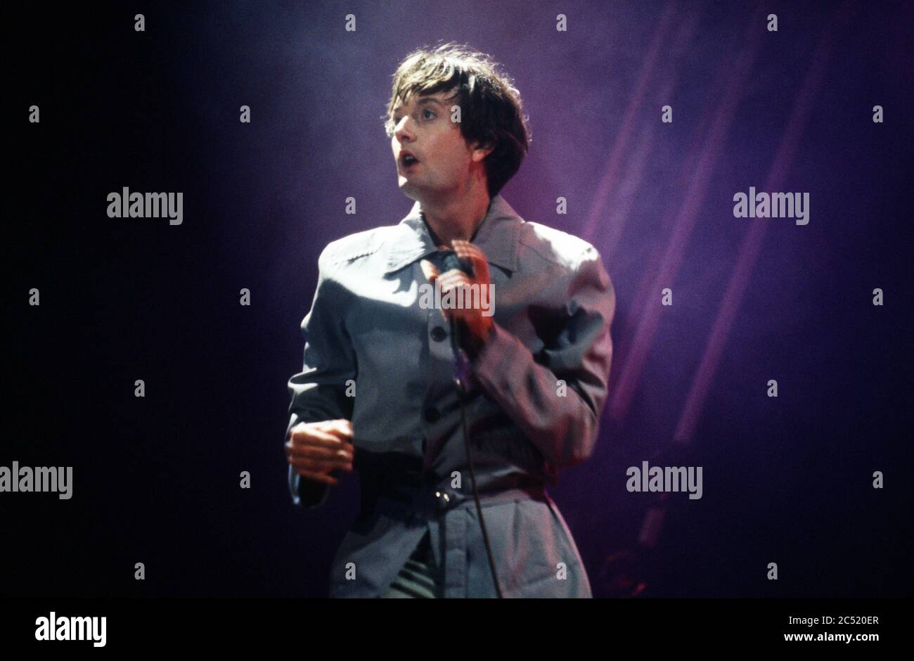 Jarvis Cocker Leadsänger in Pulp beim Glastonbury Festival 1998, Worthy Farm Somerset, England. Stockfoto