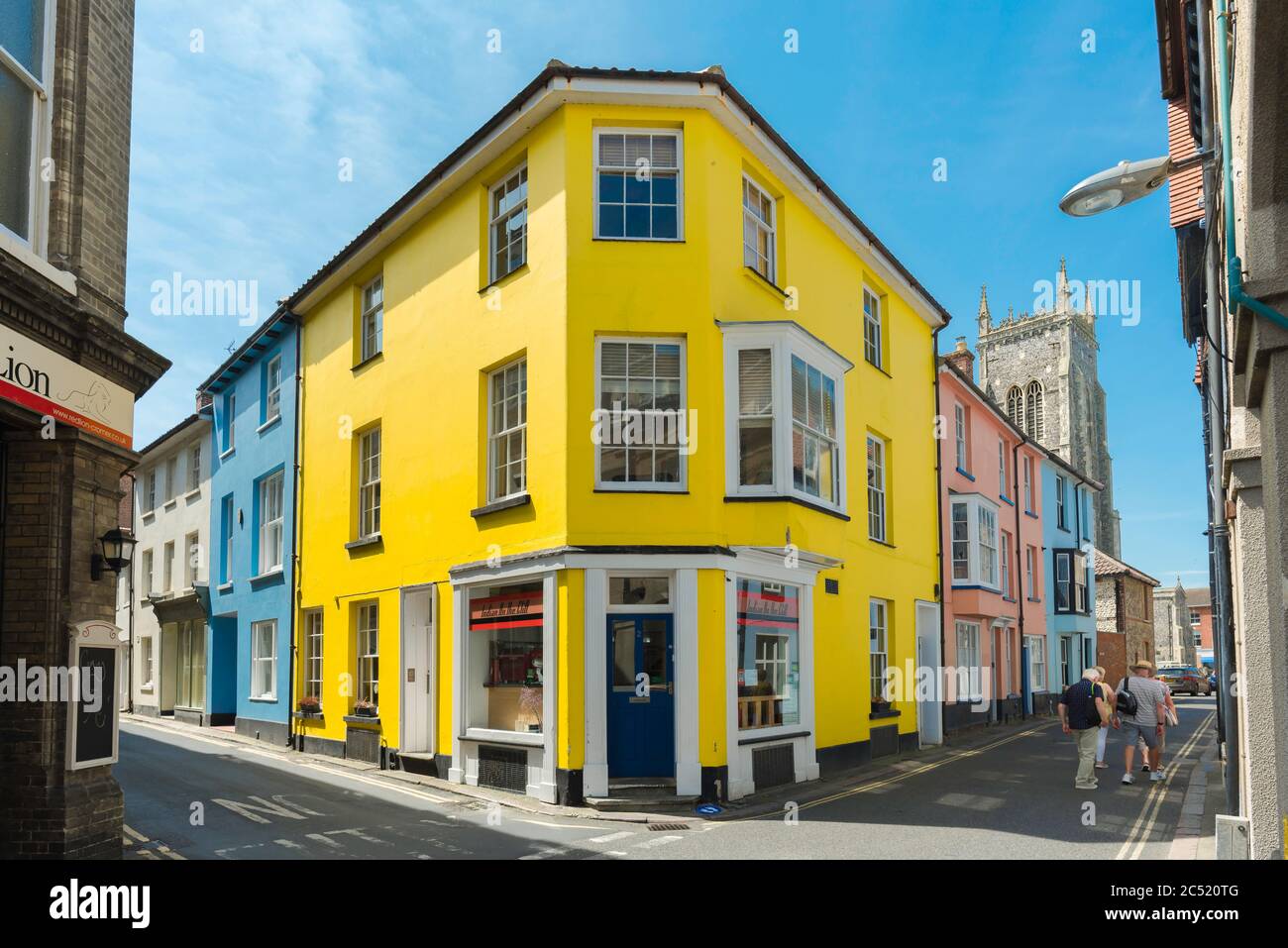 Cromer Stadt Norfolk, Blick im Sommer von bunten Geschäften an der Ecke der Tucker Street in der nördlichen Norfolk Küstenstadt Cromer, England, Großbritannien Stockfoto
