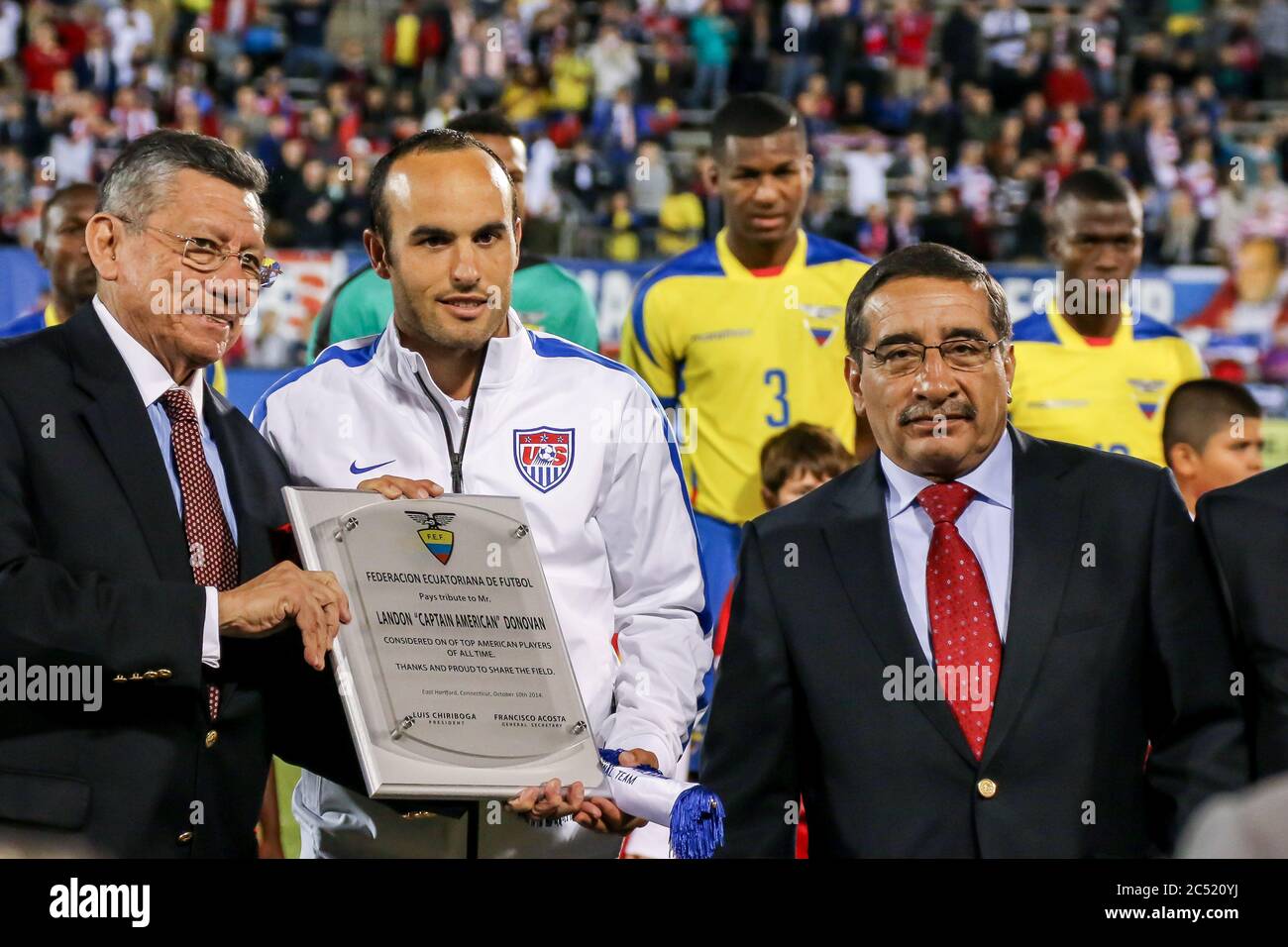 Hartford, Connecticut, 10. Oktober 2014: Landon Donovan #10 der Vereinigten Staaten reagiert, wie er ein Geschenk während einer Zeremonie zu seinen Ehren vor erhält Stockfoto