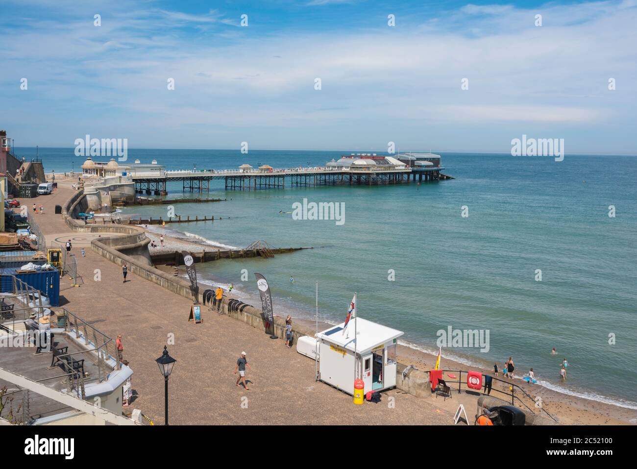 Traditionelle englische Küstenstadt, Blick im Sommer auf die Esplanade und den Hafen der Edwardianischen Ära in der Küstenstadt Cromer, Norfolk, England, Großbritannien Stockfoto