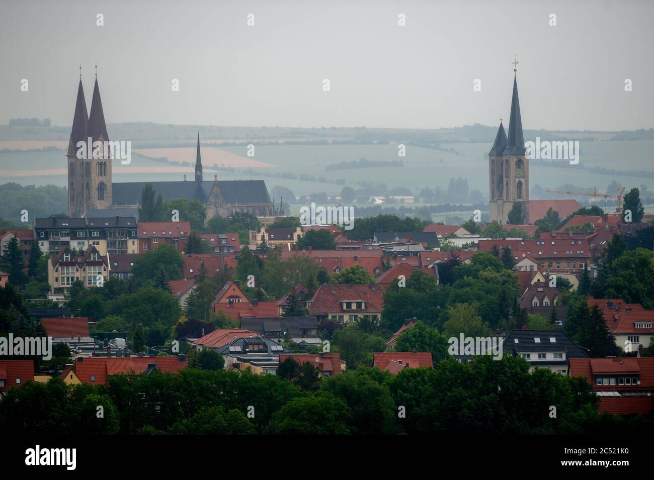 16. Juni 2020, Sachsen-Anhalt, Halberstadt: Blick von der Heinrichhöhe auf die Stadt Halberstadt. Heinrichshöhe liegt im Landschaftspark Spiegelsberge. Das Gelände des heutigen Landschaftsparks Spiegelsberge wurde 1761 vom Halberstädter Domherrn Ernst Ludwig Christoph von Spiegel zum Diesenberg (1711-1785) erworben. Dort pflanzte er Bäume und ließ Gebäude errichten. Spiegelsberge ist Teil des Netzwerks 'Gartenträume - Historische Parks in Sachsen-Anhalt', das in diesem Jahr sein 20-jähriges Bestehen feiern wollte. Es umfasst 43 der wichtigsten und schönsten Gärten des Staates. Aufgrund der Stockfoto